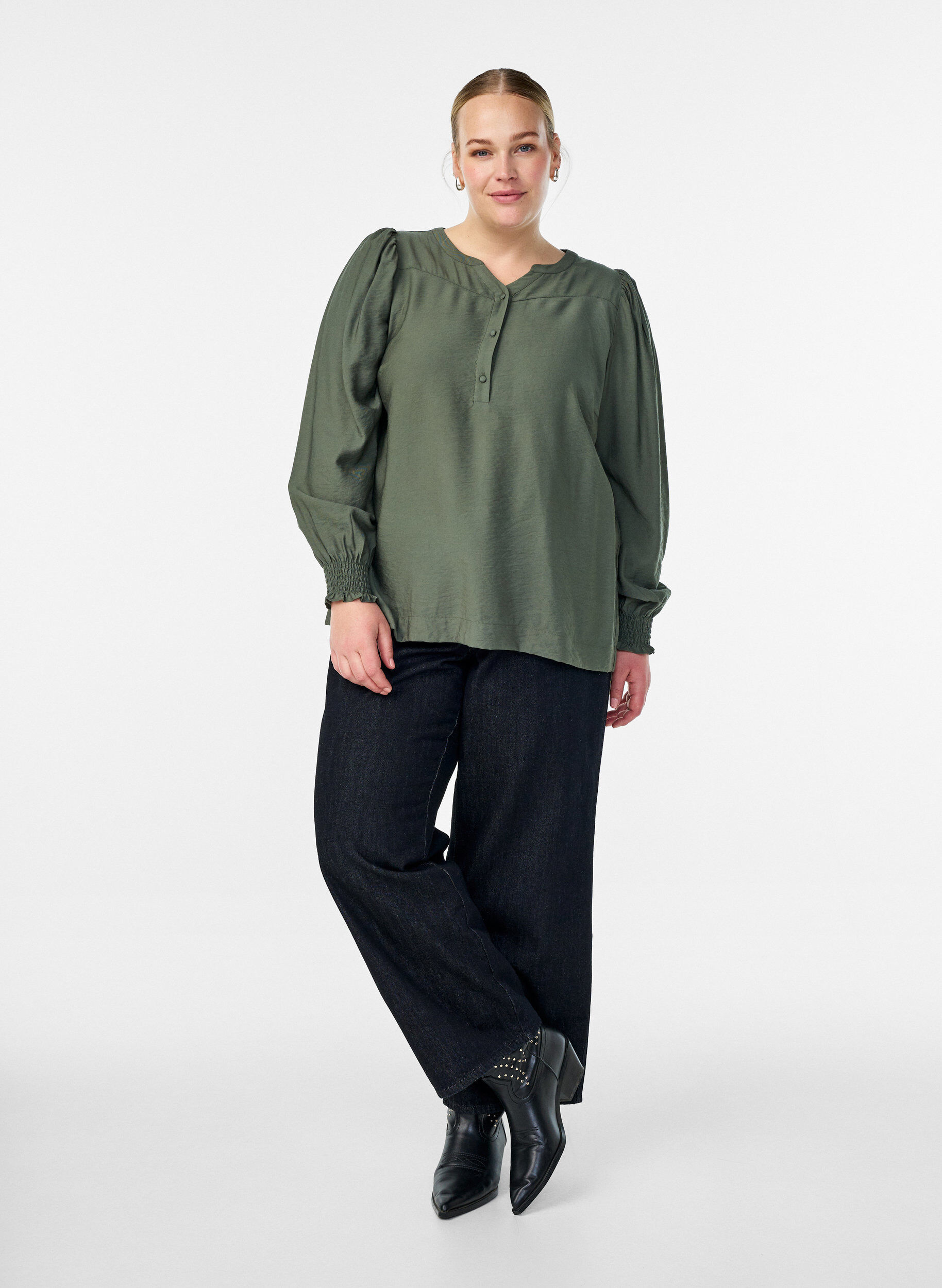 Zizzi Viskosebluse med smock og rynkedetaljer, Gr&oslash;n, Model image number 1