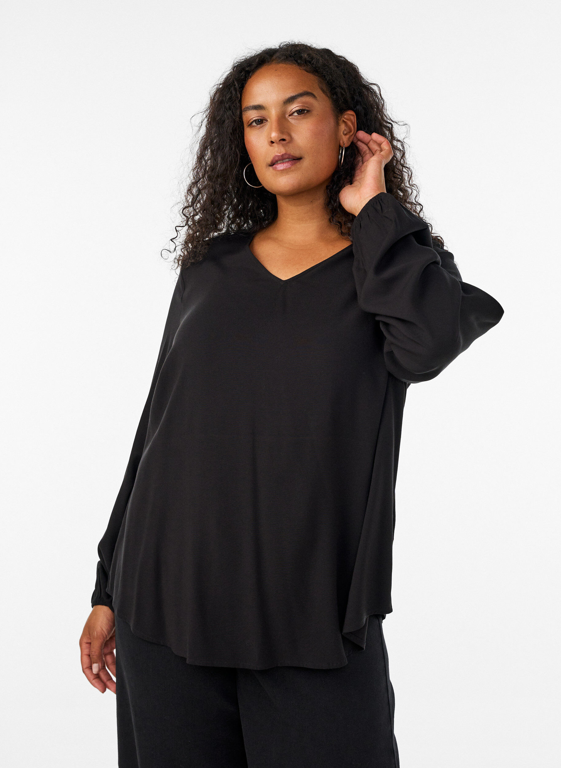 ZizziViskosebluse med V-hals og lange &aelig;rmer, Sort, Model image number 0