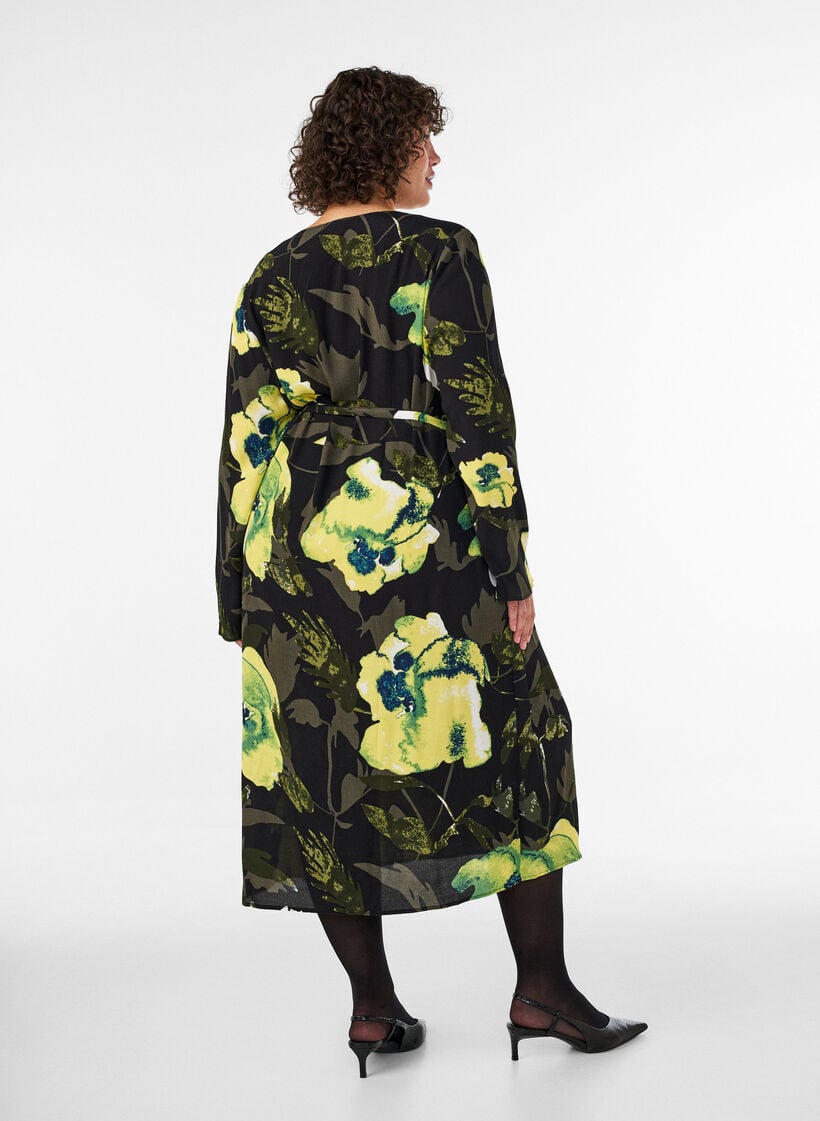 Blomstret sl&aring;-om-kjole i viskose med bindeb&aring;nd, Sort, Model image number 1