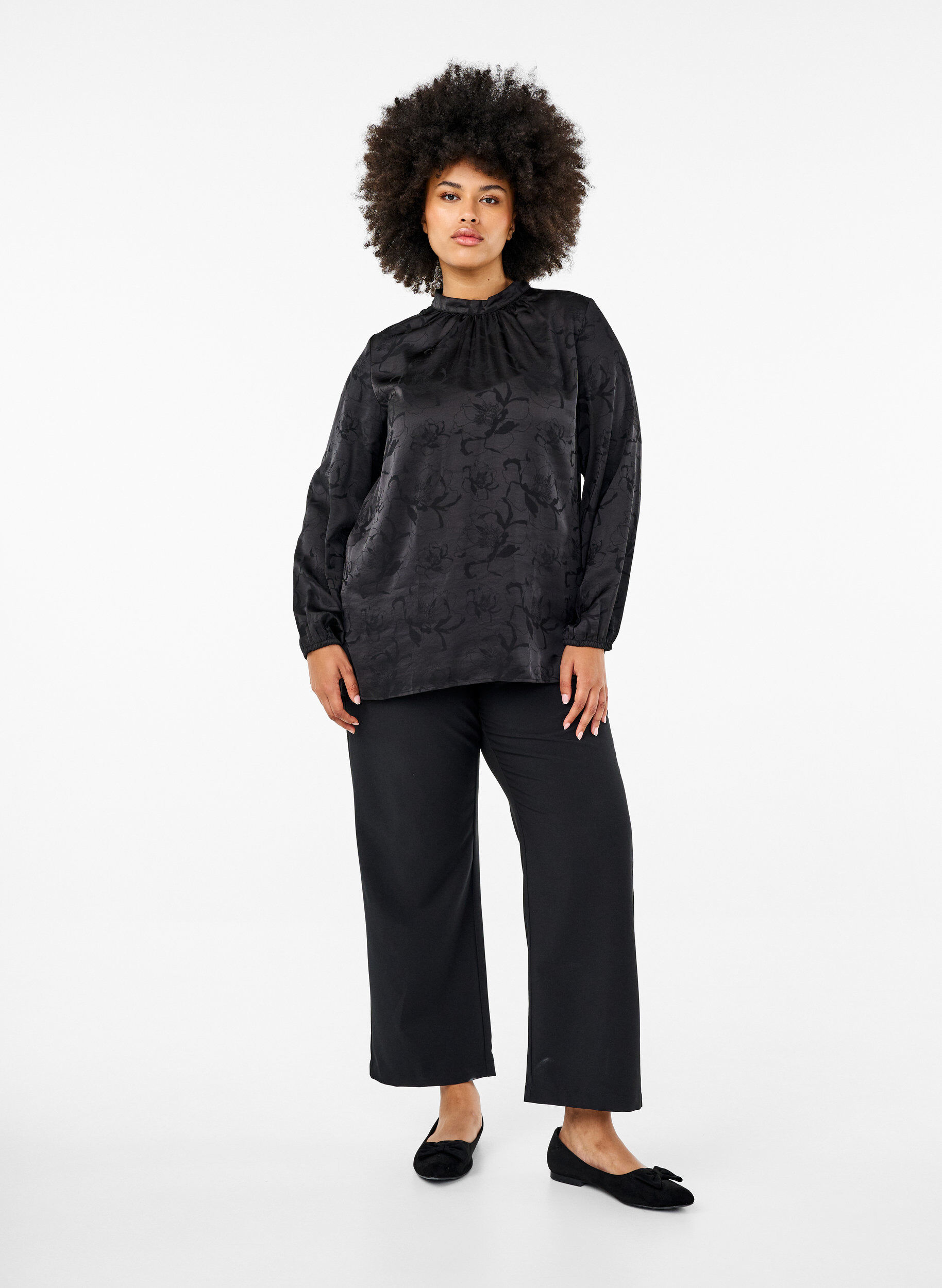 Zizzi Satinbluse med tone-i-tone m&oslash;nster, Black, Model image number 2