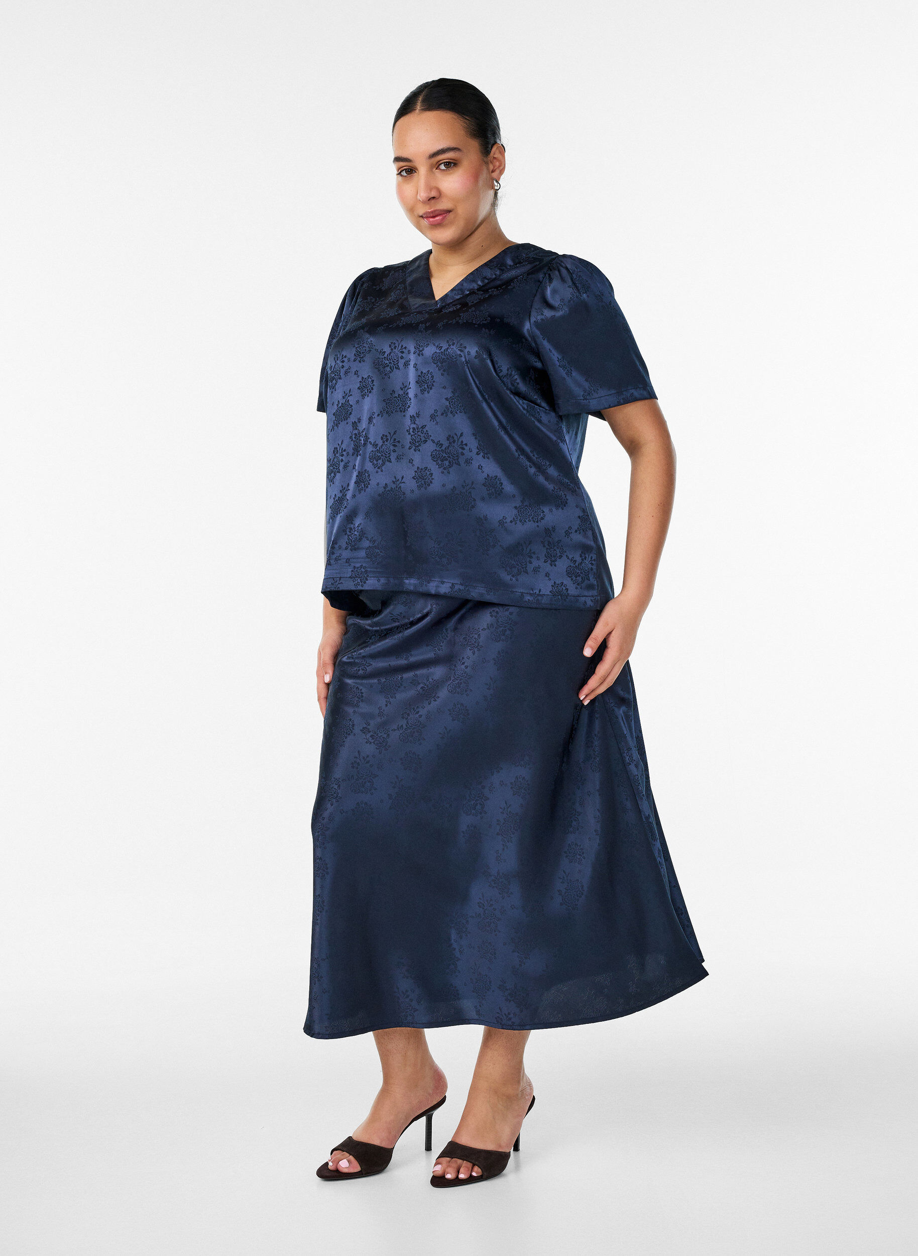 Satin nederdel med tonet blomsterm&oslash;nster, Bl&aring;, Model