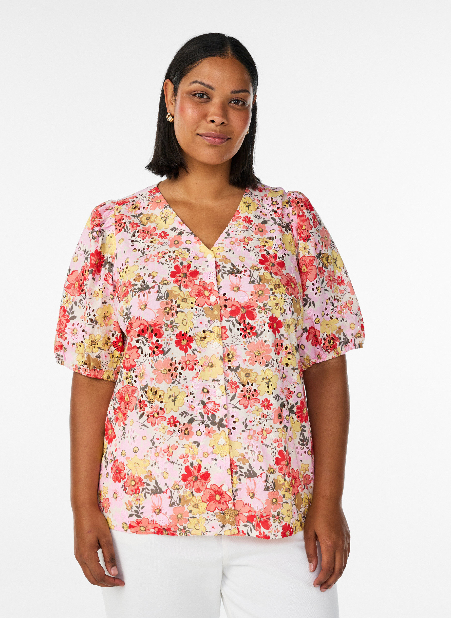 ZizziBlomstret bluse med hulm&oslash;nster og V-udsk&aelig;ring, Lyser&oslash;d, Model image number 0