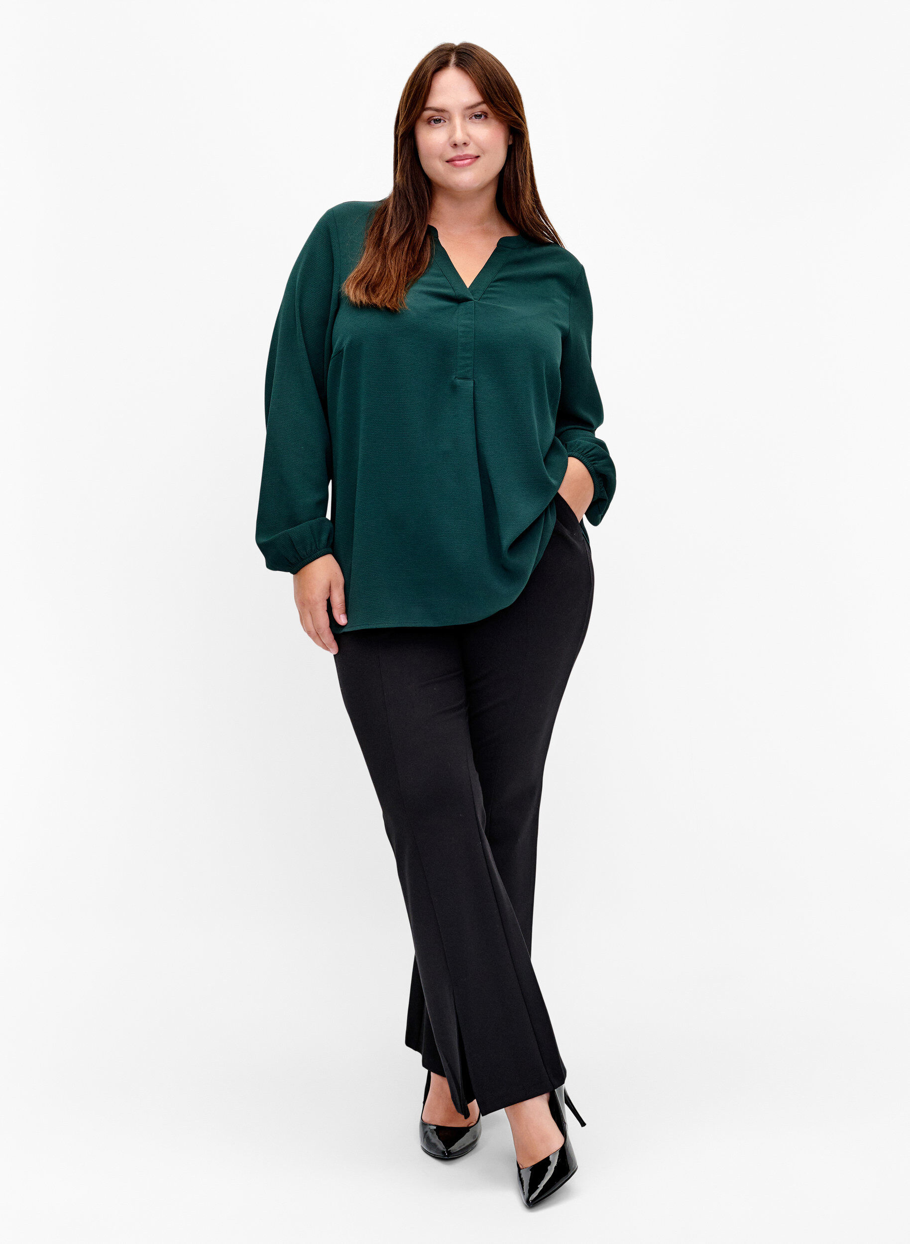 Zizzi Ensfarvet bluse med v-hals, Scarab, Model image number 2