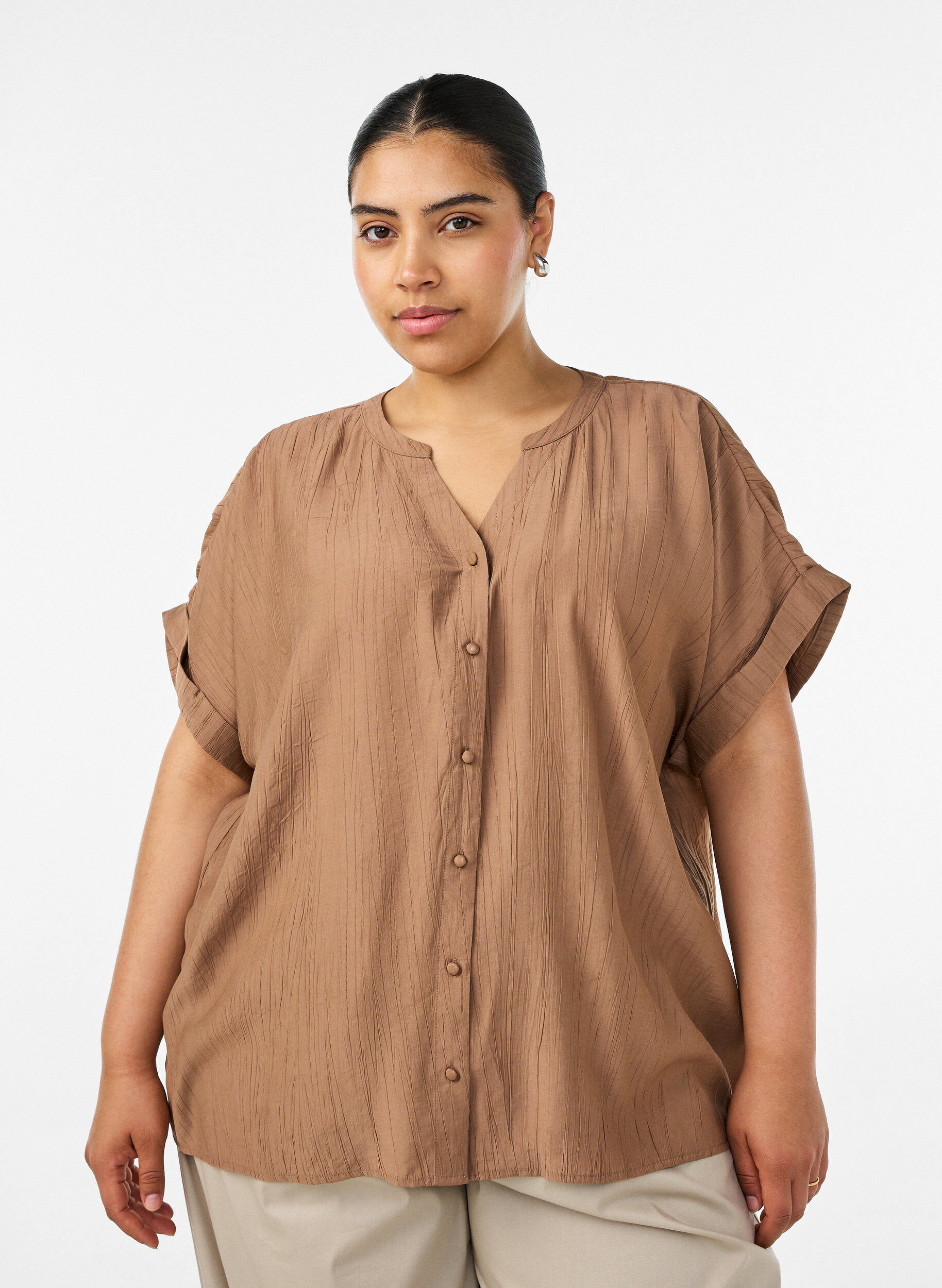 ZizziViskosebluse med knapper og struktur, Brun, Model image number 0