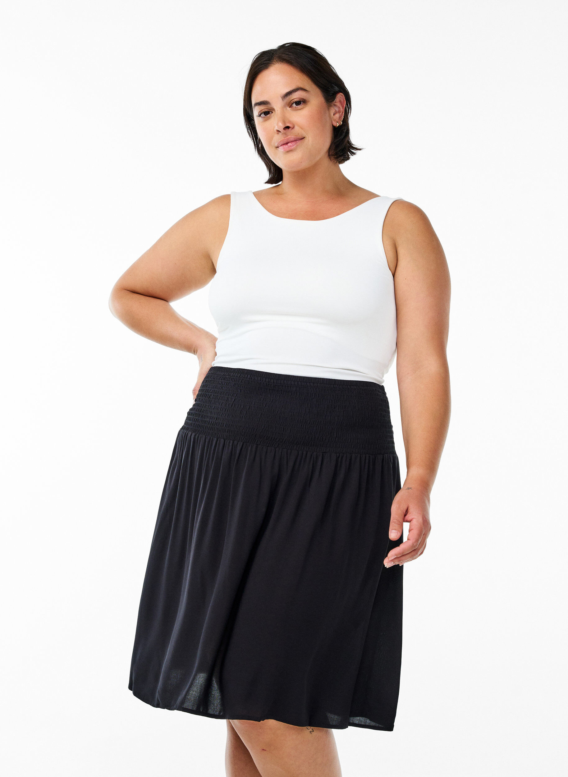 Zizzi Kort nederdel med smocktalje, Sort, Model image number 0