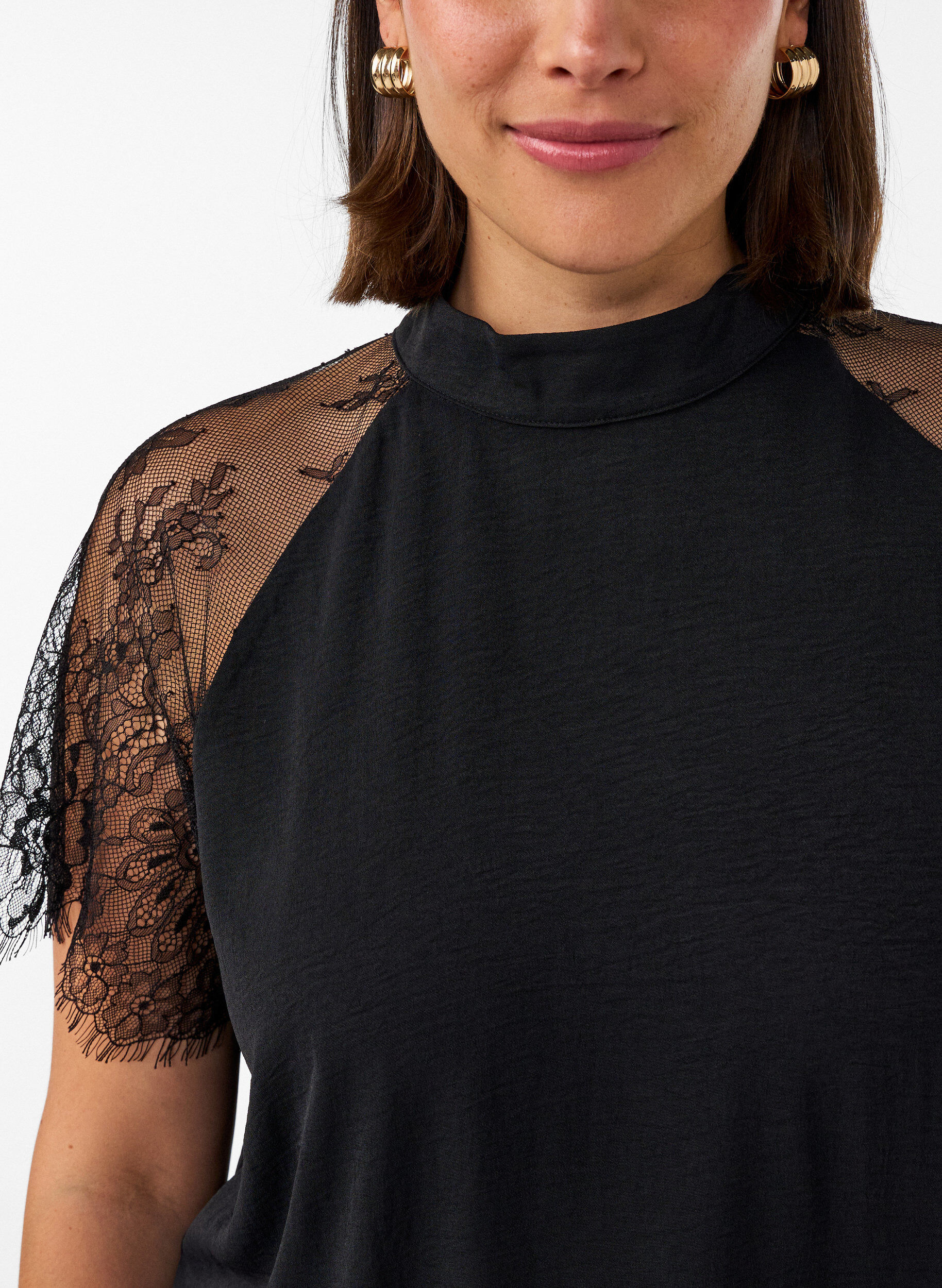 ZizziBluse med korte blonde&aelig;rmer og h&oslash;j hals, Sort, Model image number 3