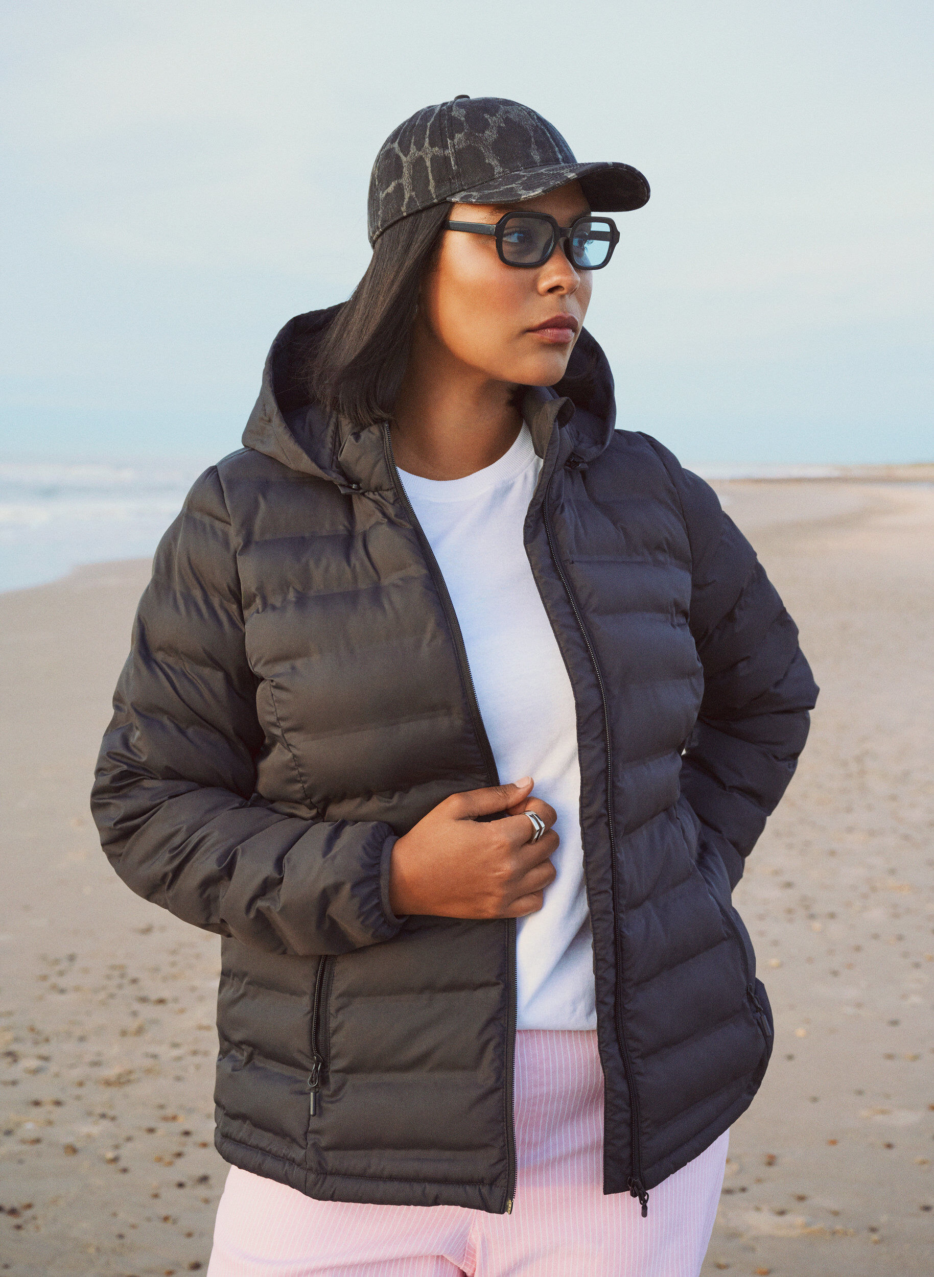 Zizzi Vandafvisende letv&aelig;gtsjakke med h&aelig;tte, Sort, Image image number 0