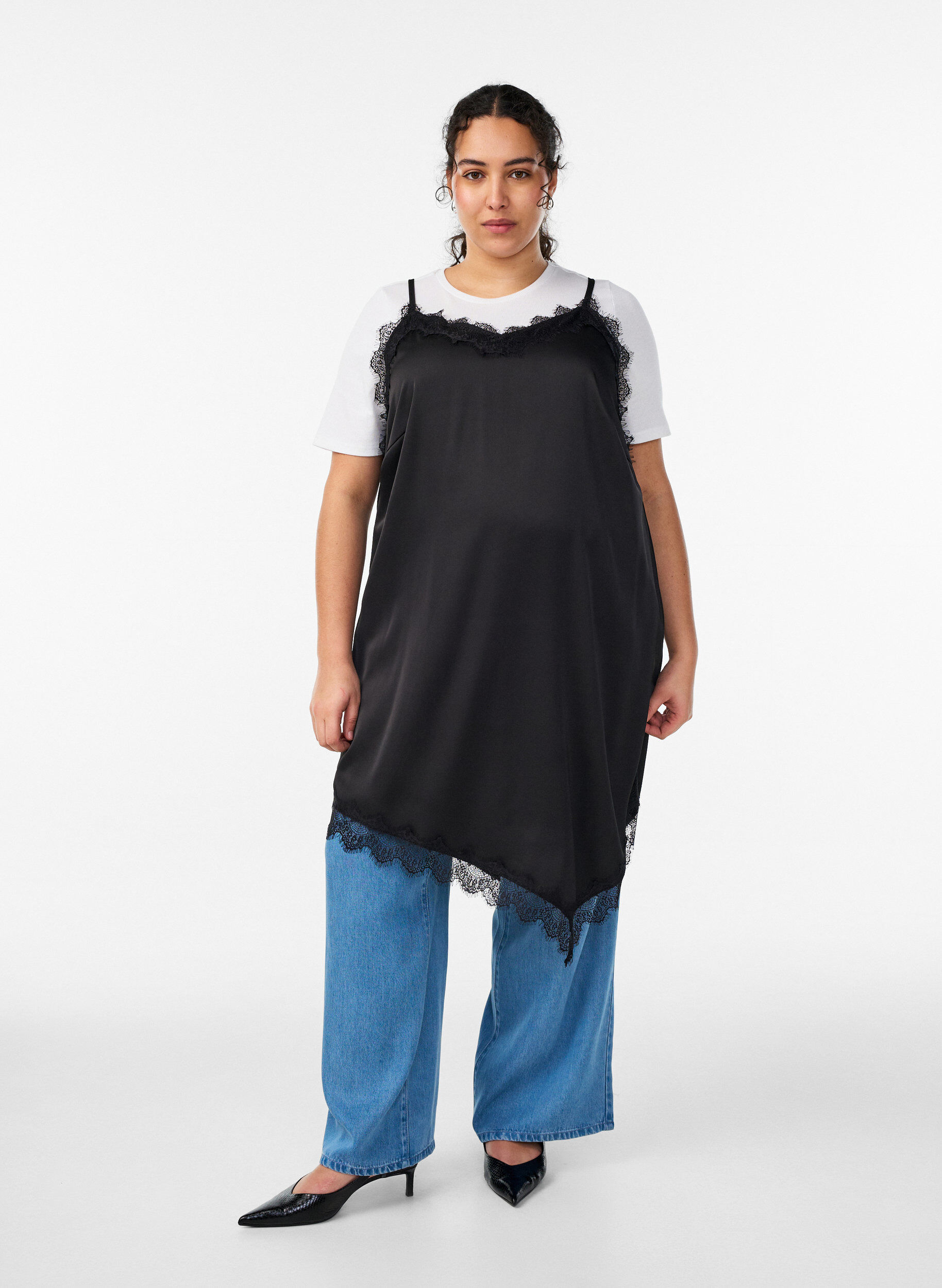 Zizzi Kjole i satinlook med blondekanter, Sort, Model image number 0