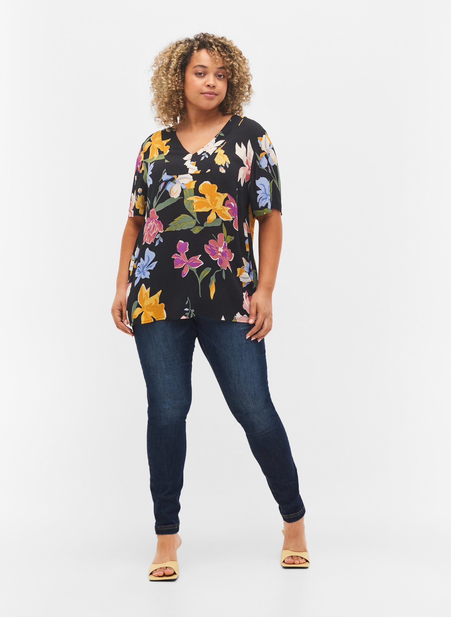 Zizzi Kort&aelig;rmet viskose bluse med blomsterprint, Big Flower AOP, Model image number 2