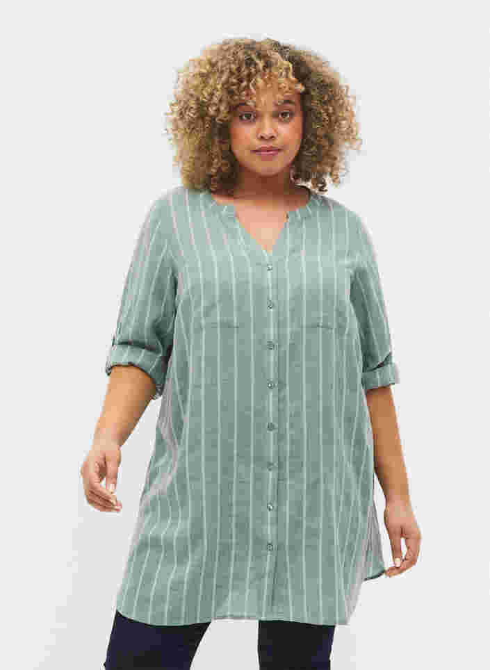 Stribet skjorte med v-udskæring, Balsam Green Stripe, Model