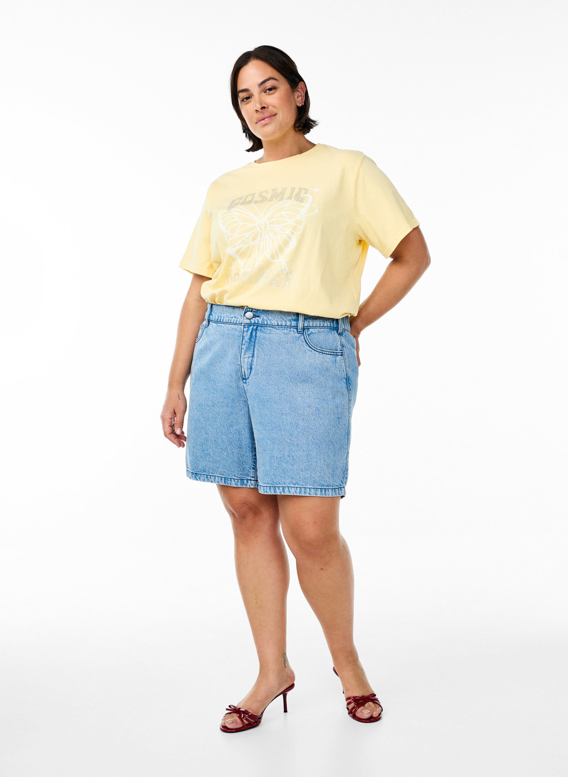 Zizzi T-shirt i &oslash;kologisk bomuld med rhinsten og sommerfugl, Beige, Model image number 1