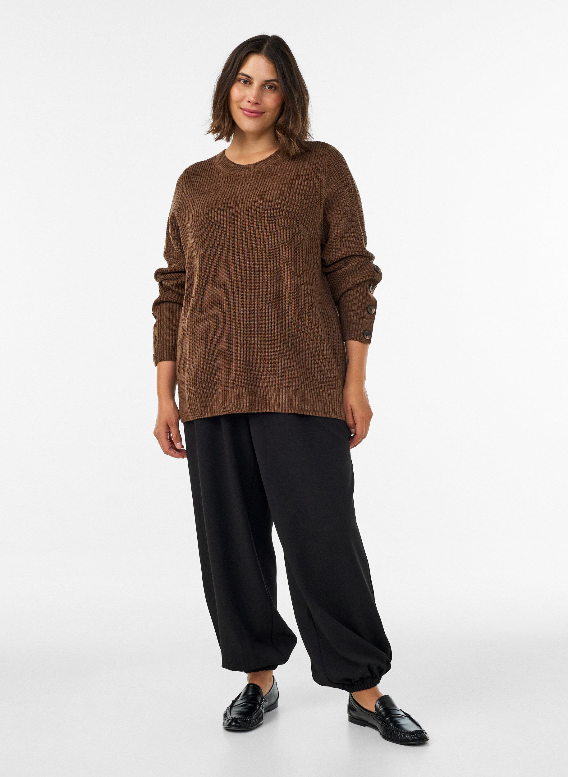 ZizziStrikbluse med ribstruktur og knapdetaljer, Brun, Model image number 1