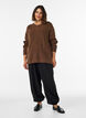 Strikbluse med ribstruktur og knapdetaljer, Brun, Model image number 1