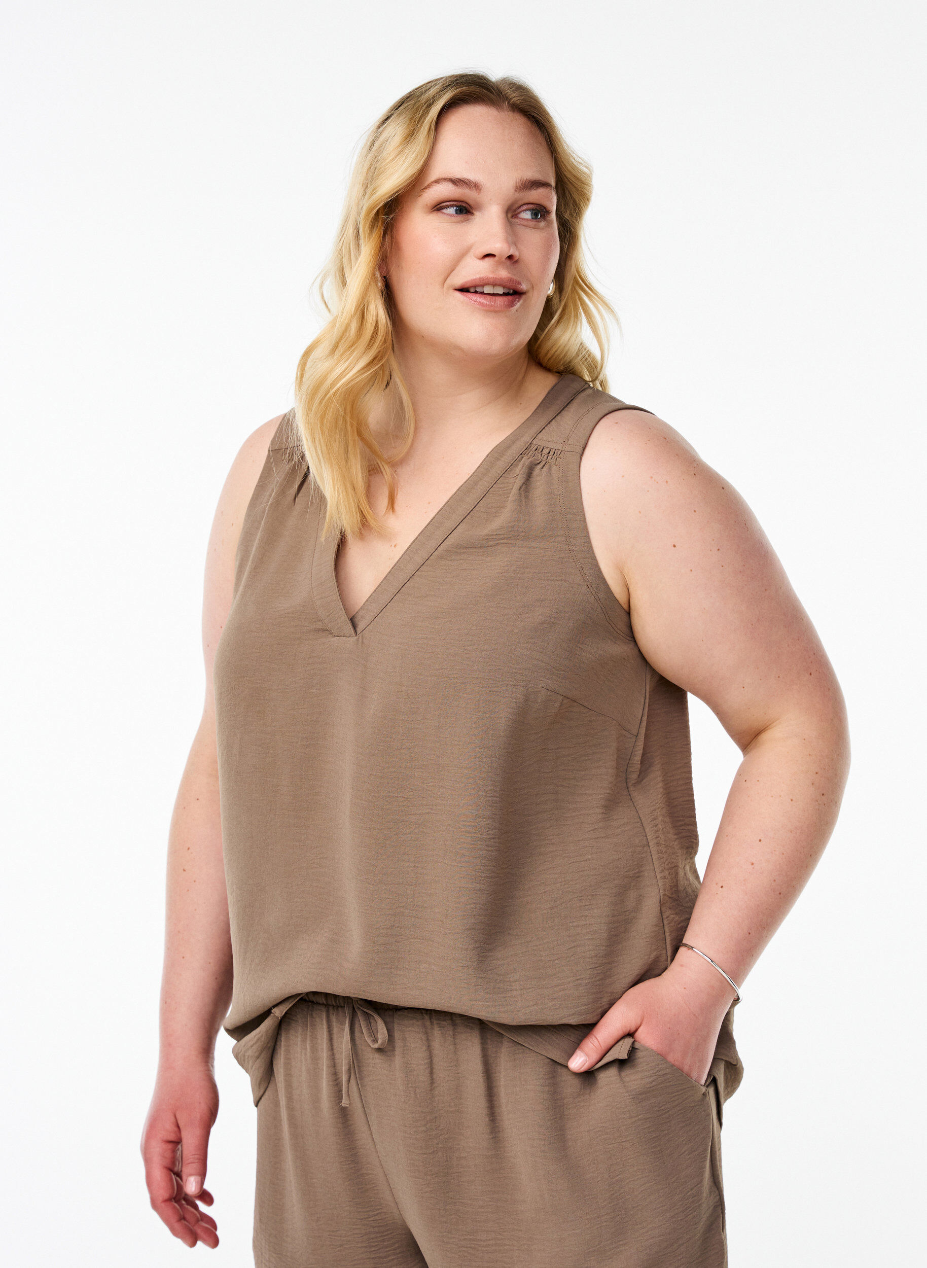 Zizzi&AElig;rmel&oslash;s top med rynkedetaljer, Brun, Model image number 0