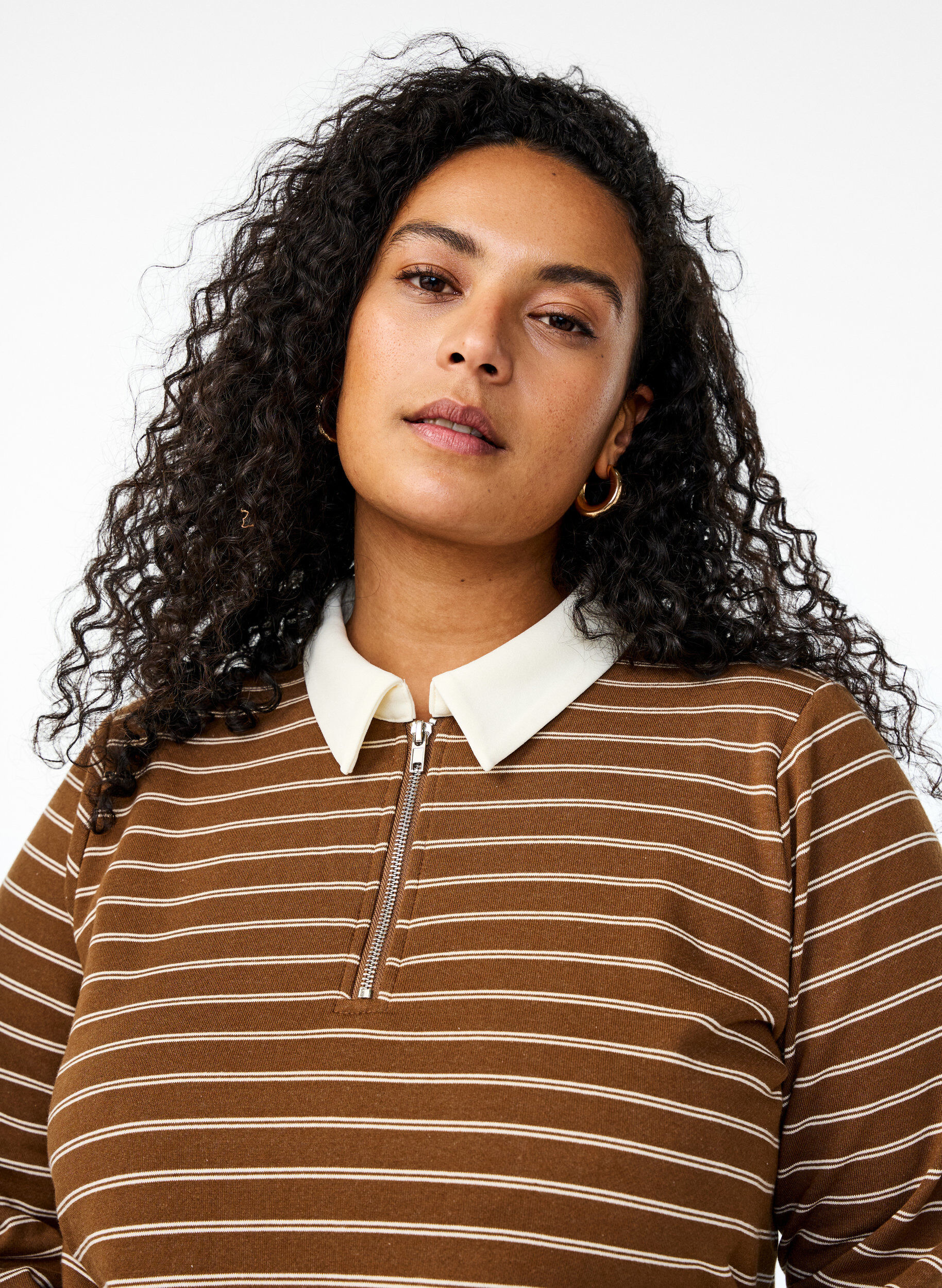 Zizzi Stribet poloshirt med lynl&aring;s, Brun, Model image number 3