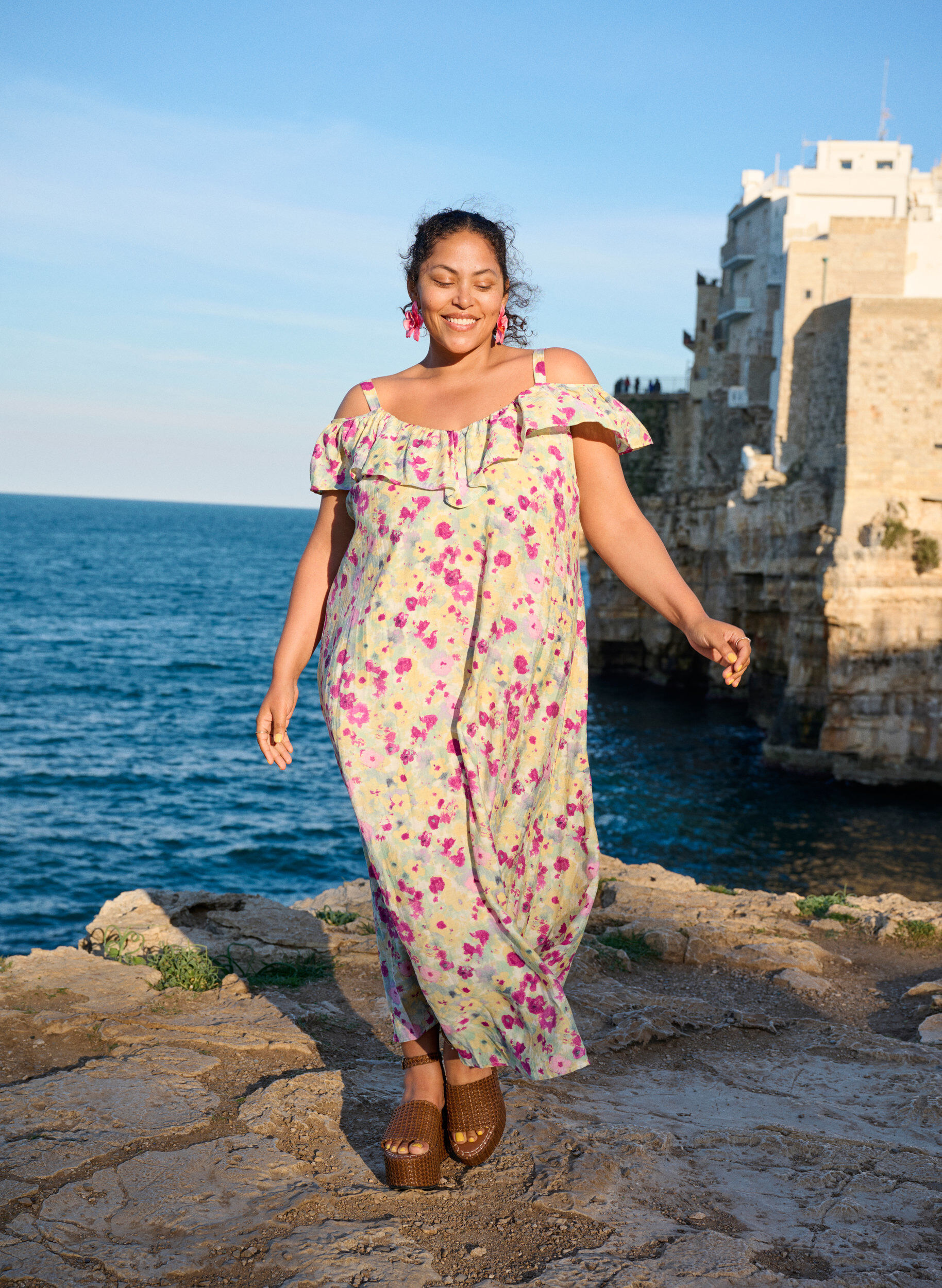 Zizzi Blomstret midikjole med off-shoulder fl&aelig;se, Vanilla, Image image number 0