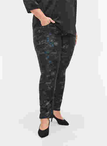 Mønstrede Emily jeans med nitter, Black AOP, Model image number 2