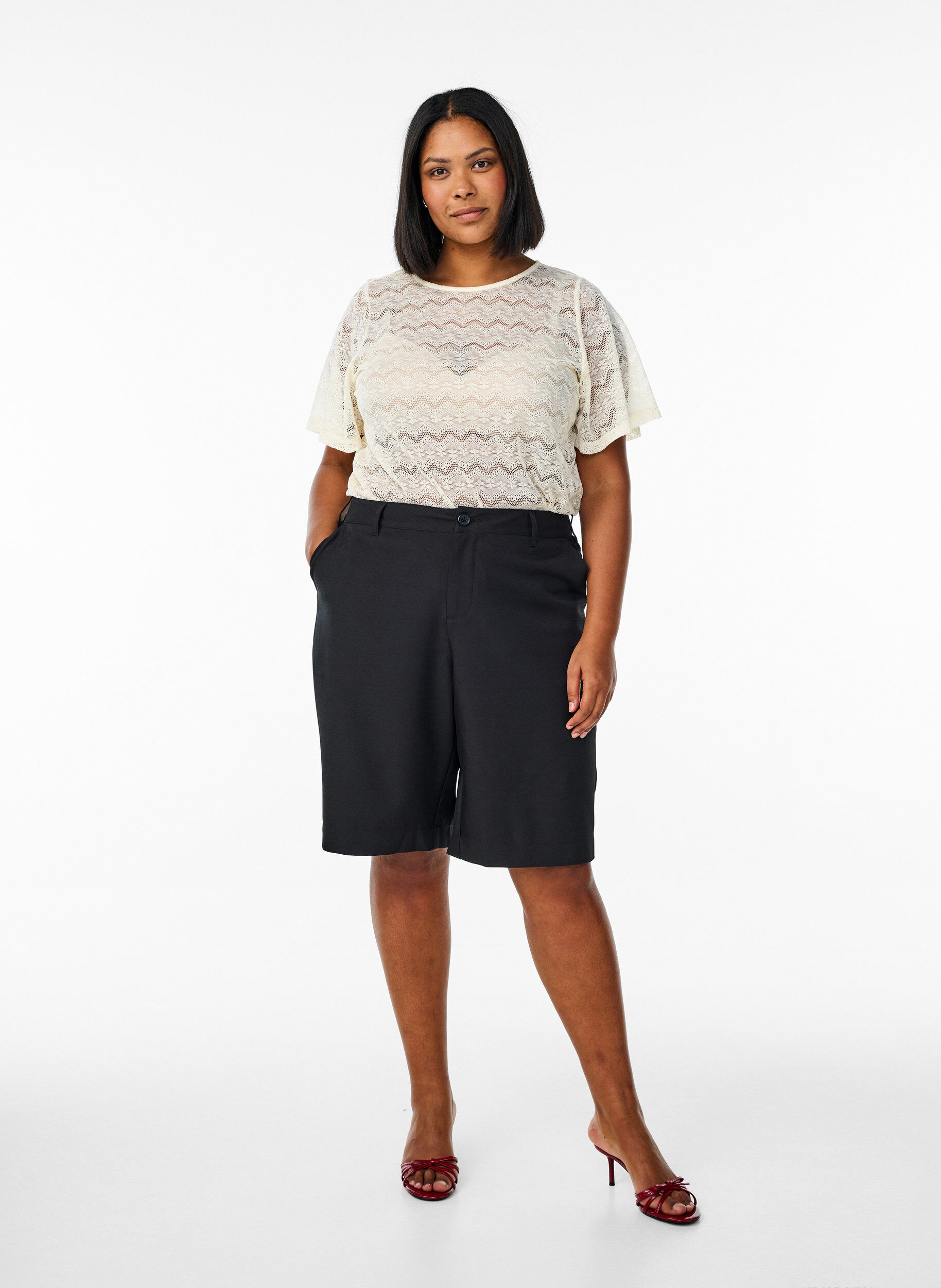 Zizzi Blondebluse med korte &aelig;rmer og b&oslash;lget kant, Vanilla, Model image number 1