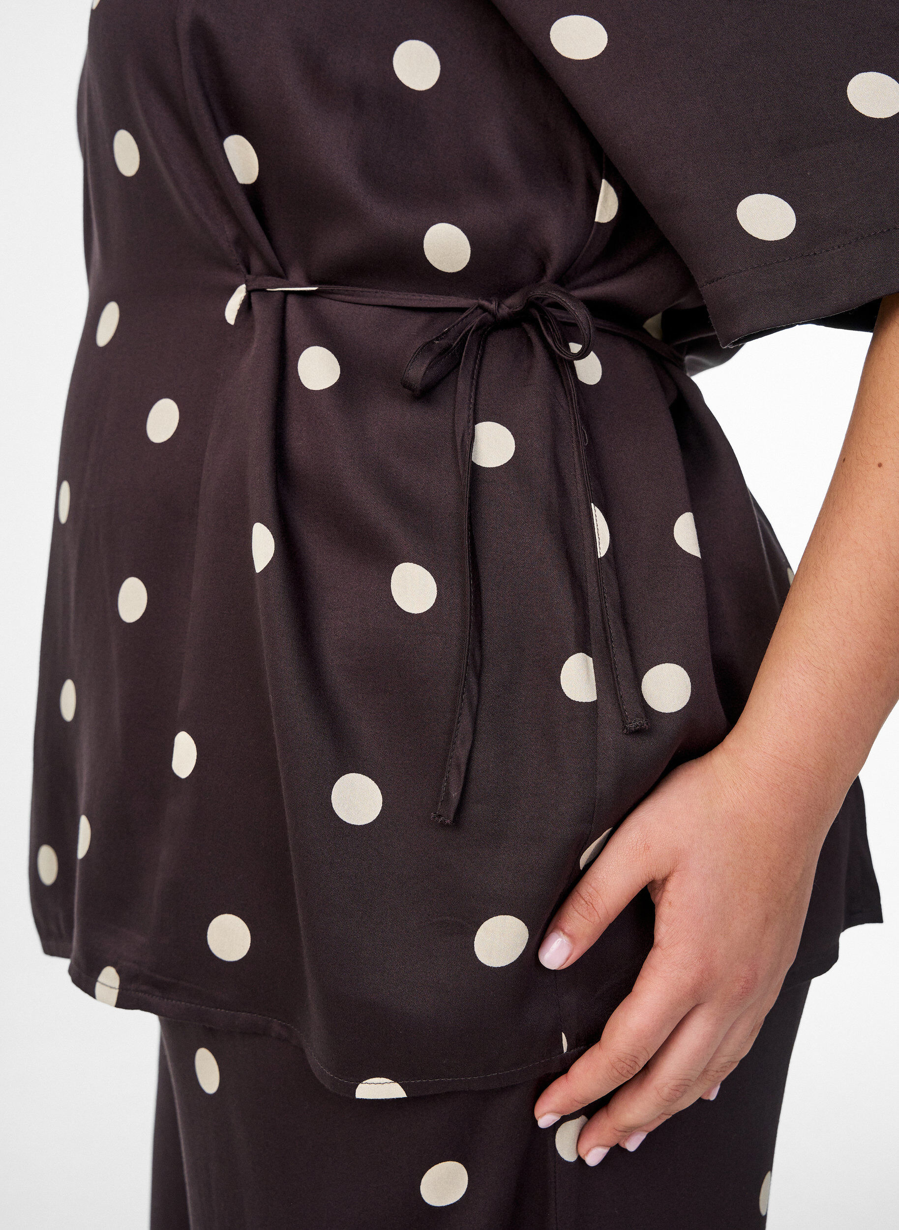 ZizziPrikket viskosebluse med V-udsk&aelig;ring og bindeb&aring;nd, Brun, Model image number 3