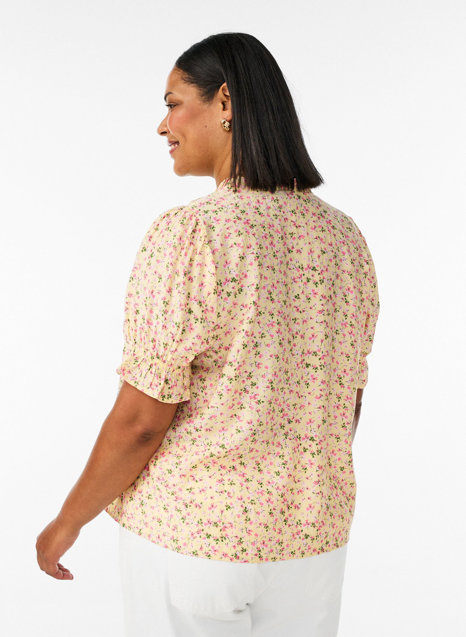 ZizziBlomstret bluse i viskose med korte &aelig;rmer og fl&aelig;sekrave, Gul, Model image number 2