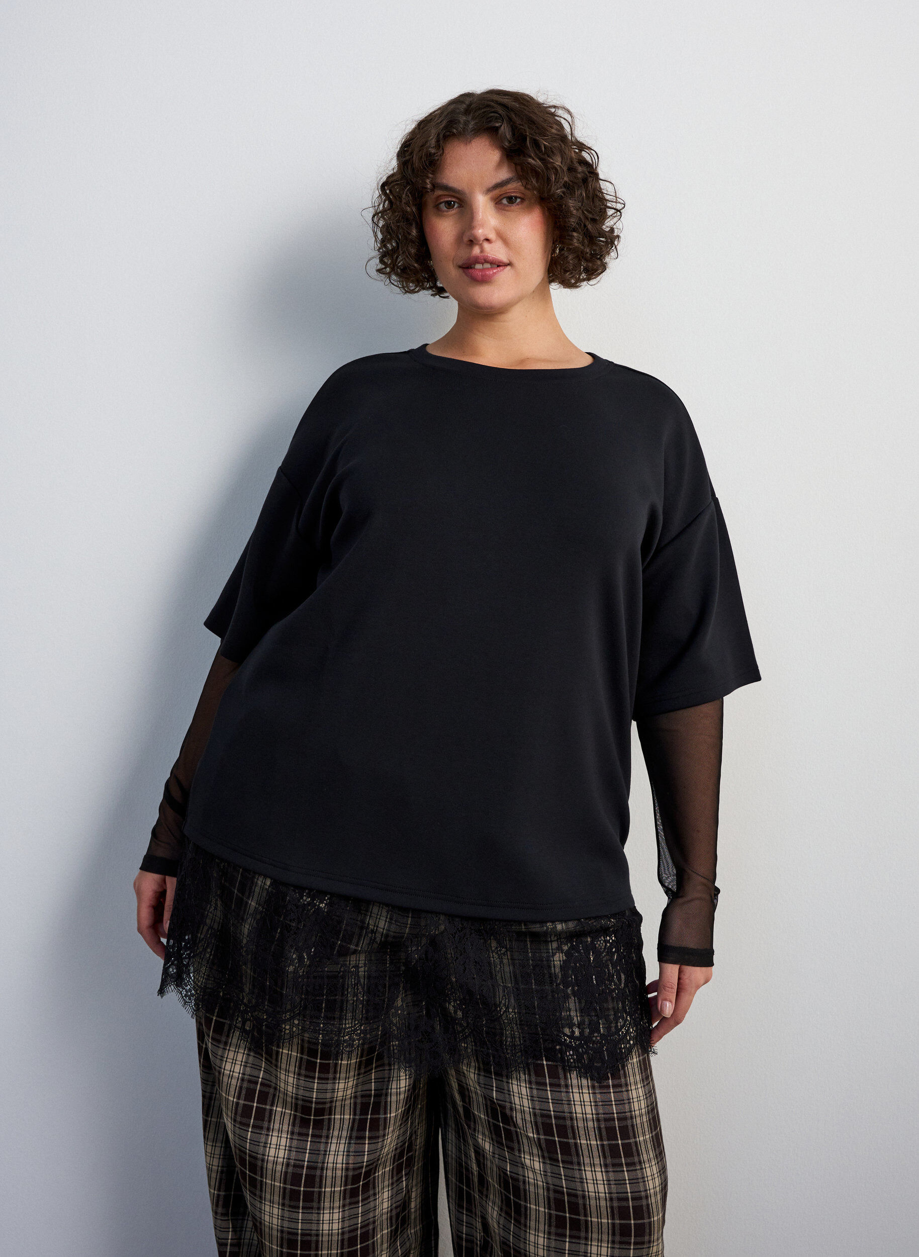 Bluse med mesh&aelig;rmer og blondekant, Sort, Model