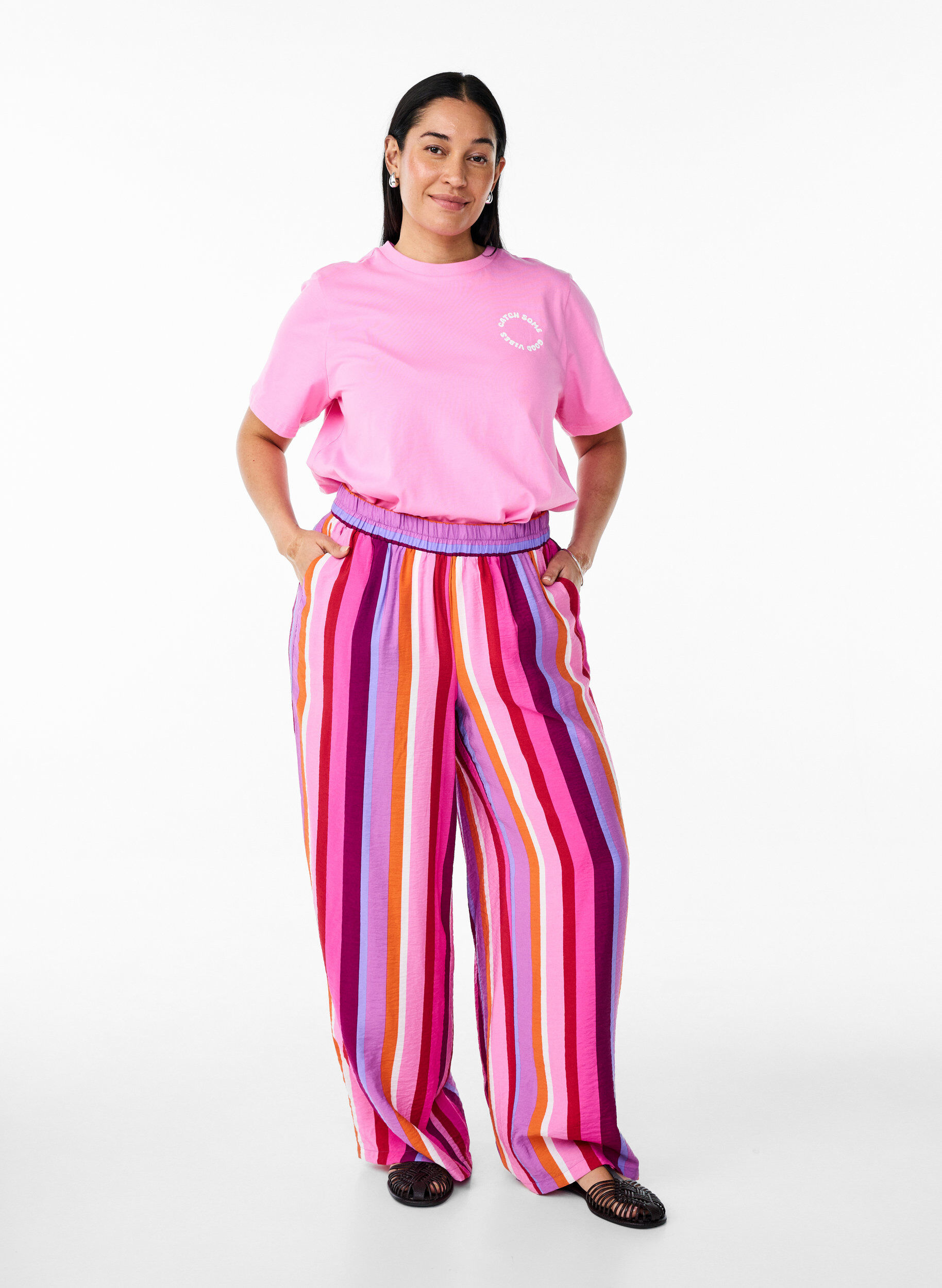 ZizziT-shirt i &oslash;kologisk bomuld med tekstmotiv, Lyser&oslash;d, Model image number 1