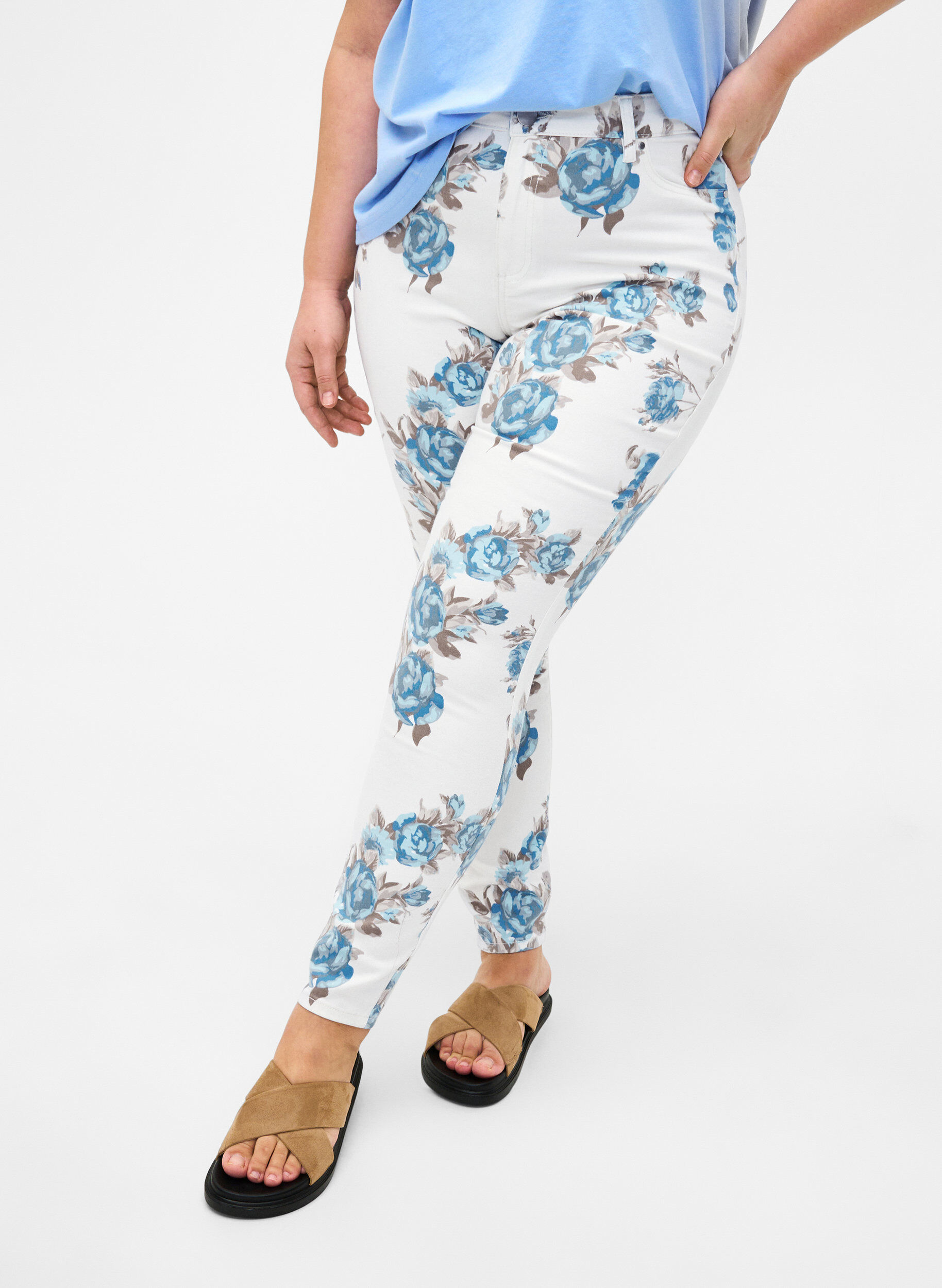 Zizzi Super slim Amy jeans med blomsterprint, Hvid, Model image number 2