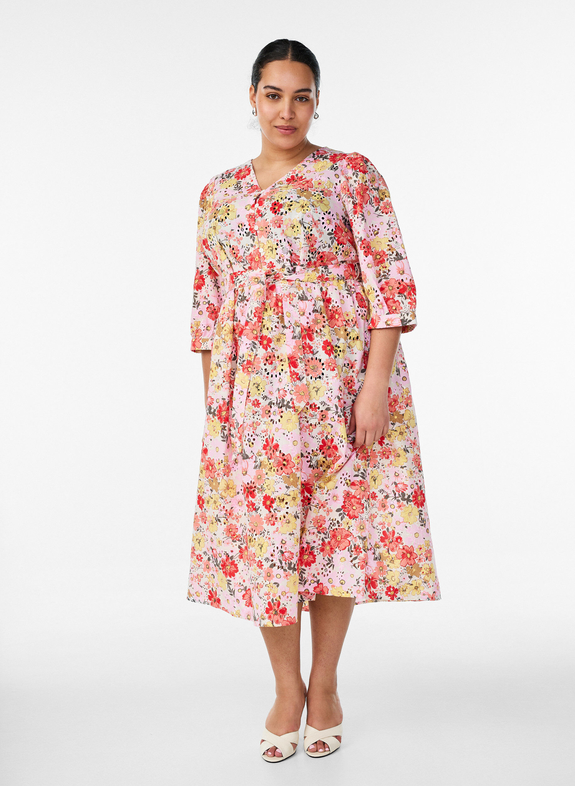 Blomstret midikjole med broderie anglaise og bindeb&aring;nd, Lyser&oslash;d, Model