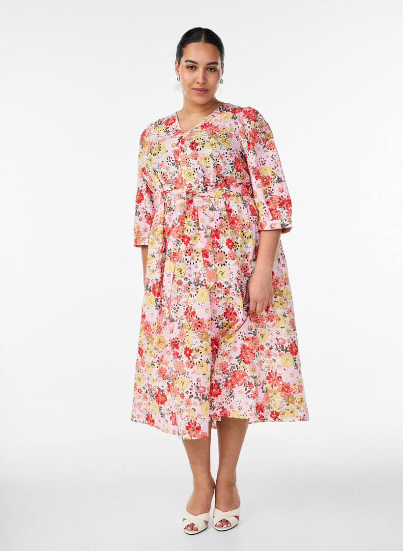 Blomstret midikjole med broderie anglaise og bindeb&aring;nd, Lyser&oslash;d, Model