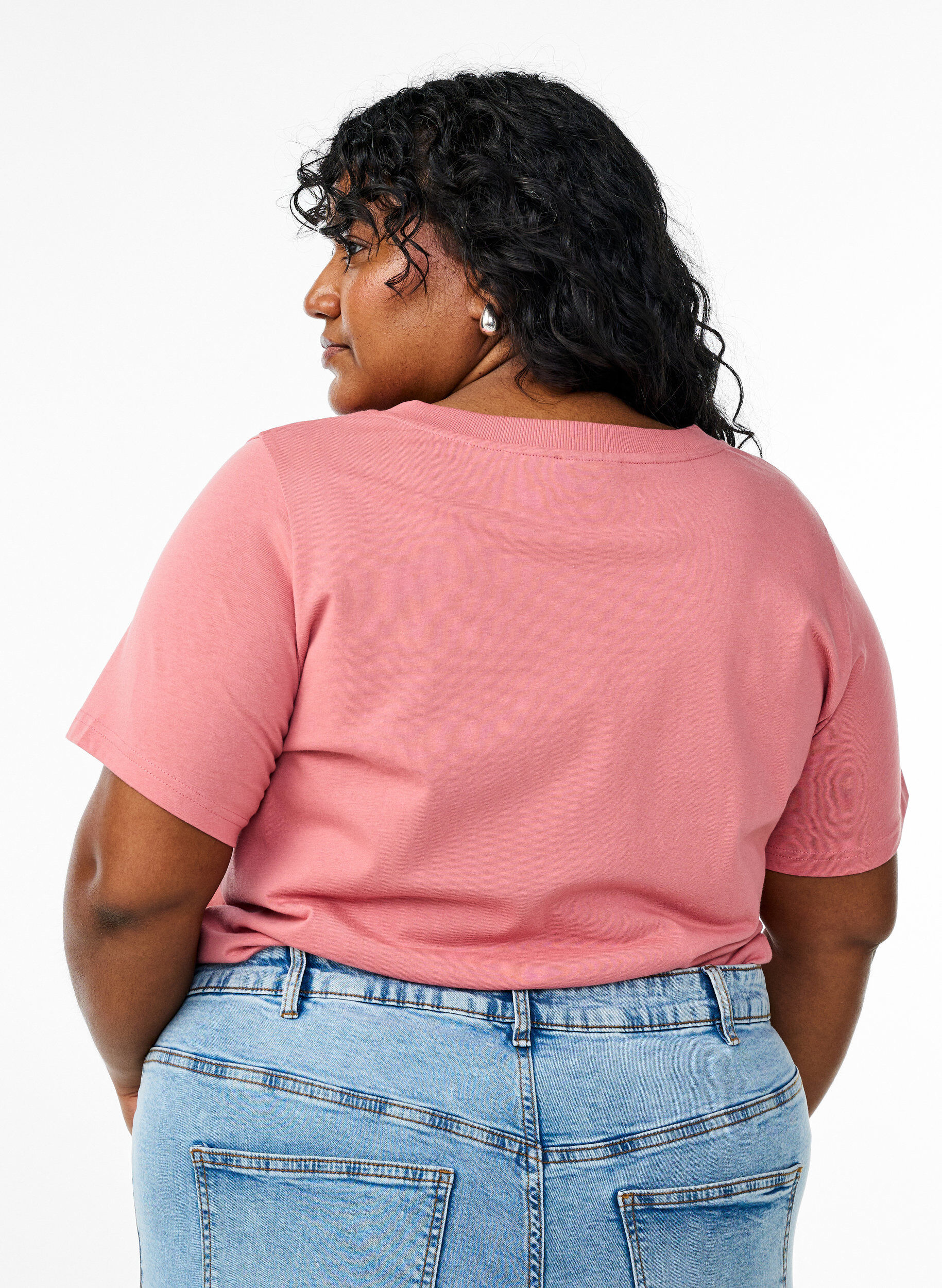 Zizzi Basis t-shirt i bomuld med V-hals, Lyser&oslash;d, Model image number 2