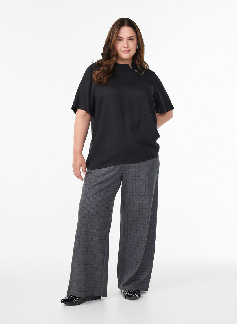 Kortærmet bluse med skrå knaplukning, Sort, Model