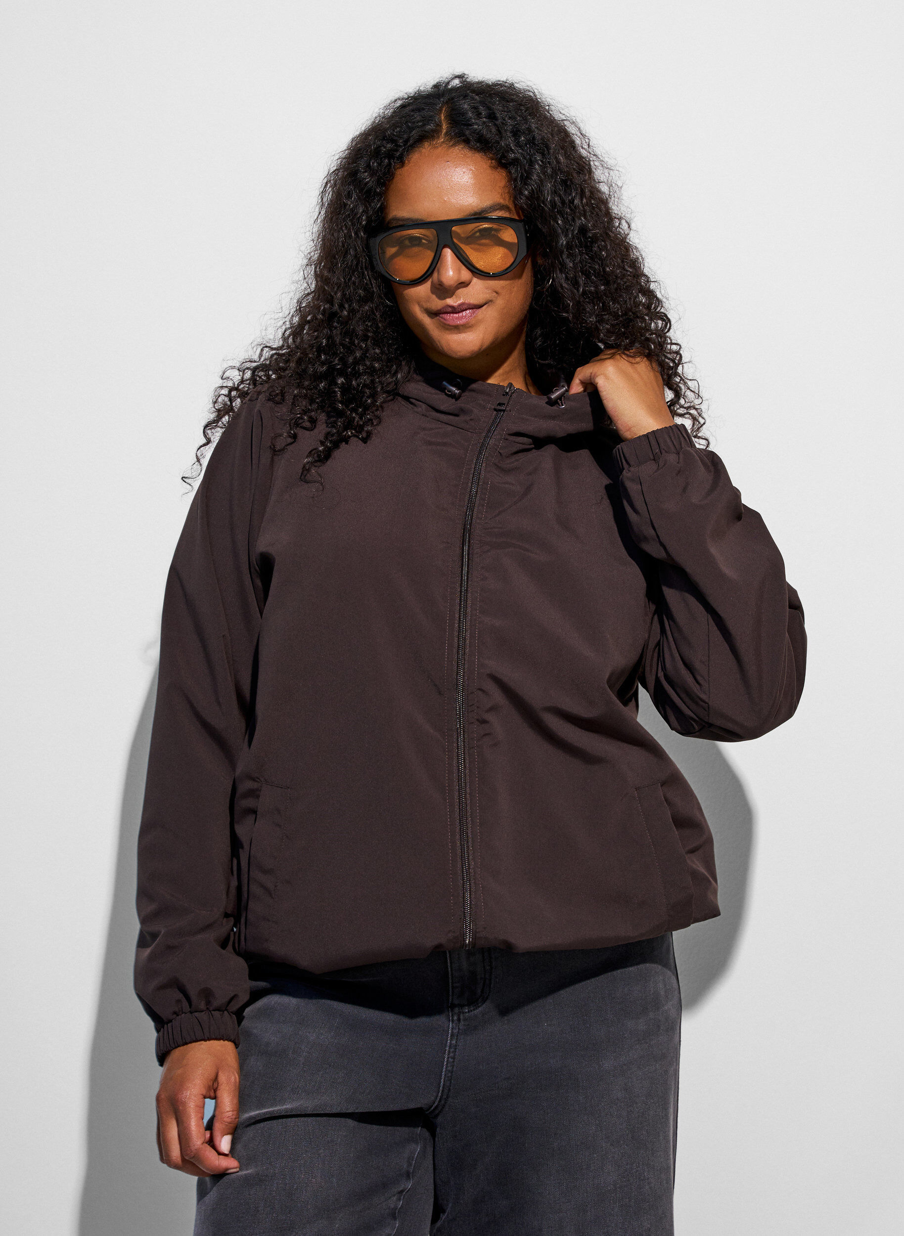 Let jakke med h&aelig;tte og lynl&aring;s, Brun, Model