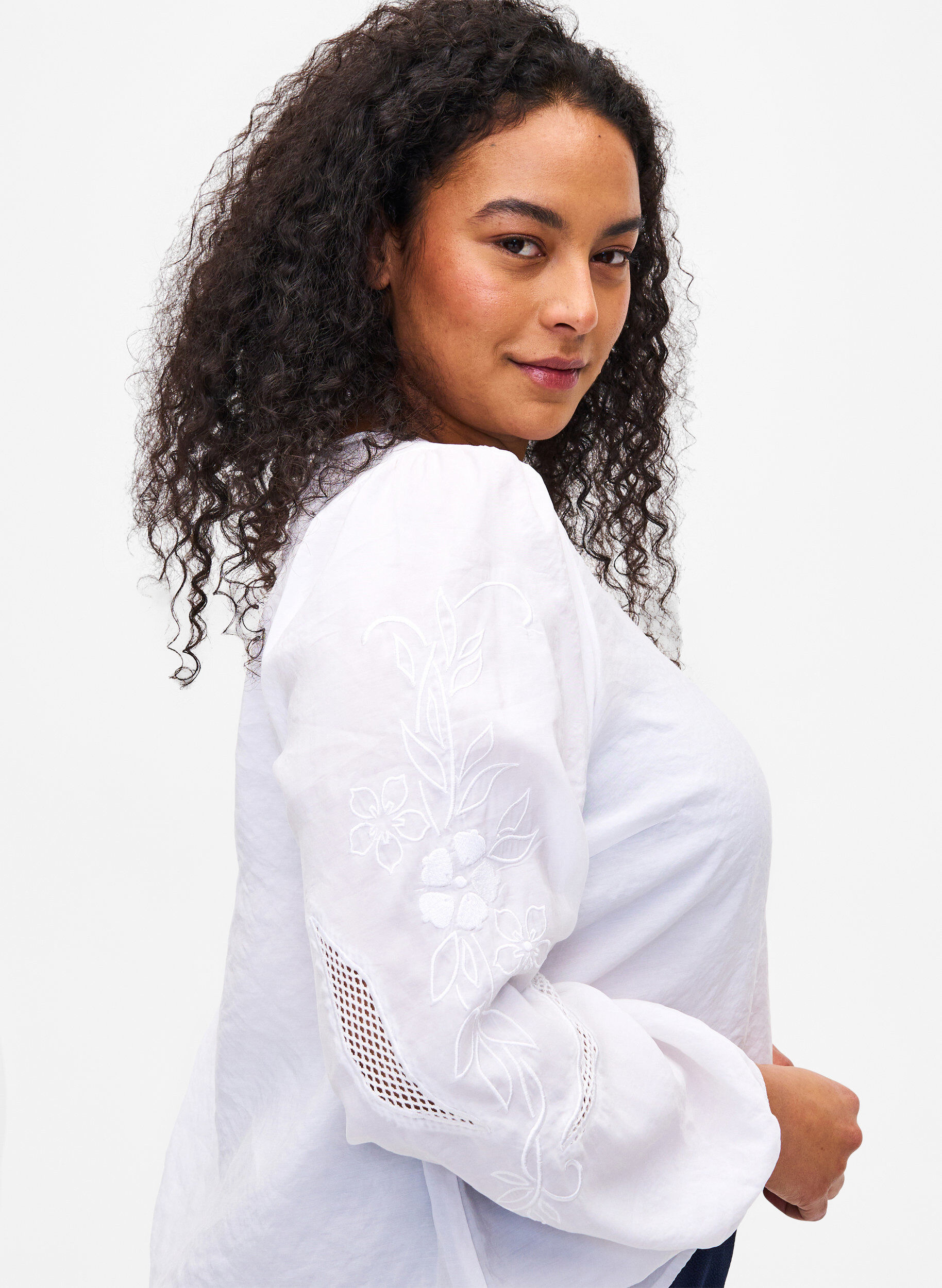 Zizzi Bluse i TENCEL&trade; Modal med broderidetaljer, Bright White, Model image number 2