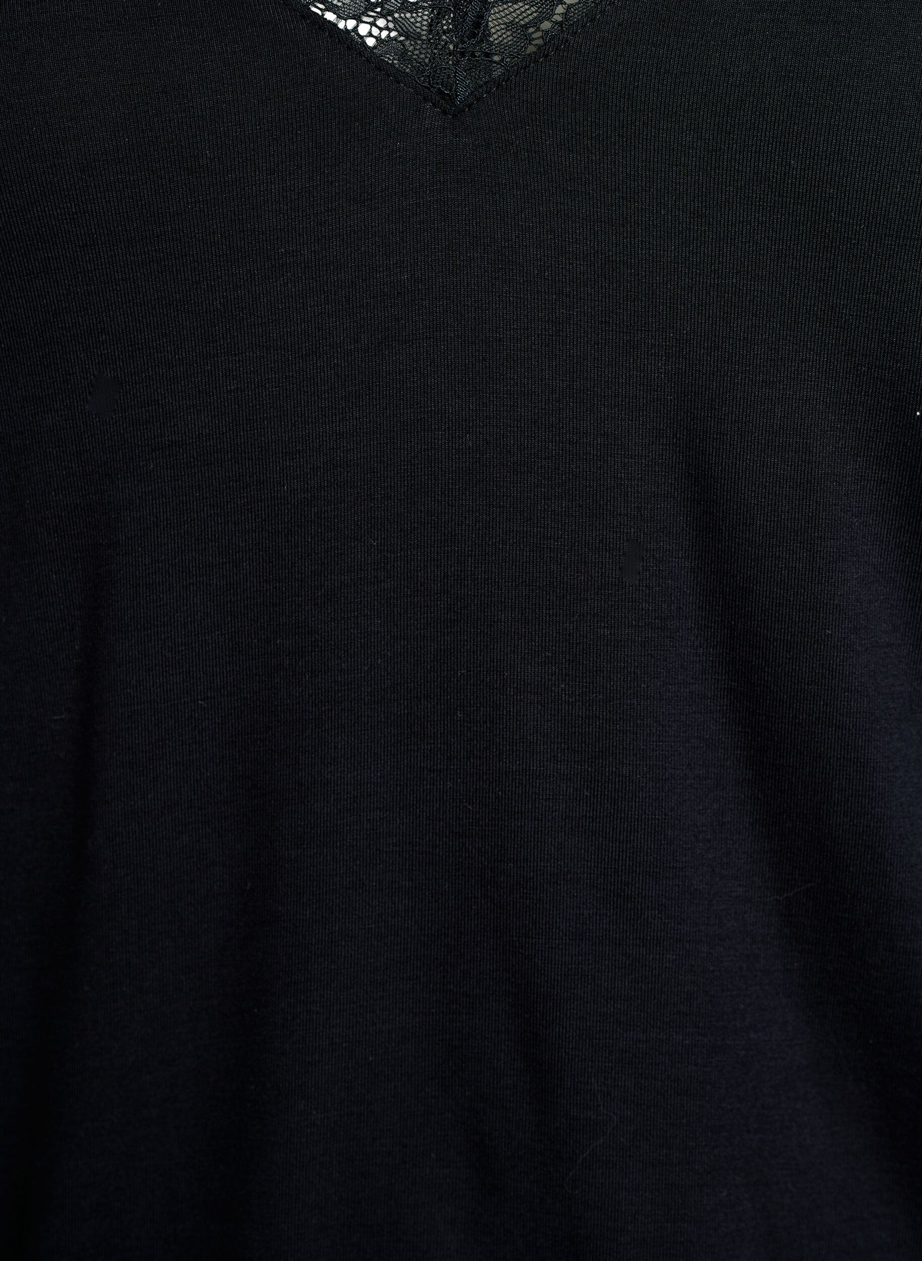 ZizziViskosebluse med blondekanter og V-hals, Sort, Packshot image number 2