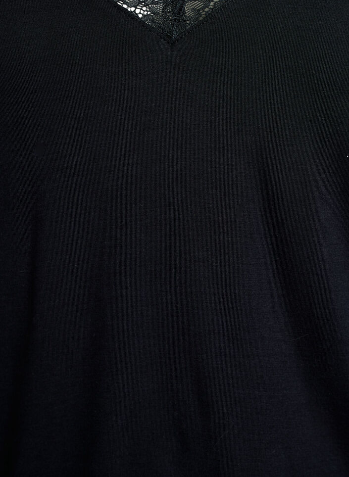 Viskosebluse med blondekanter og V-hals, Sort, Packshot image number 2