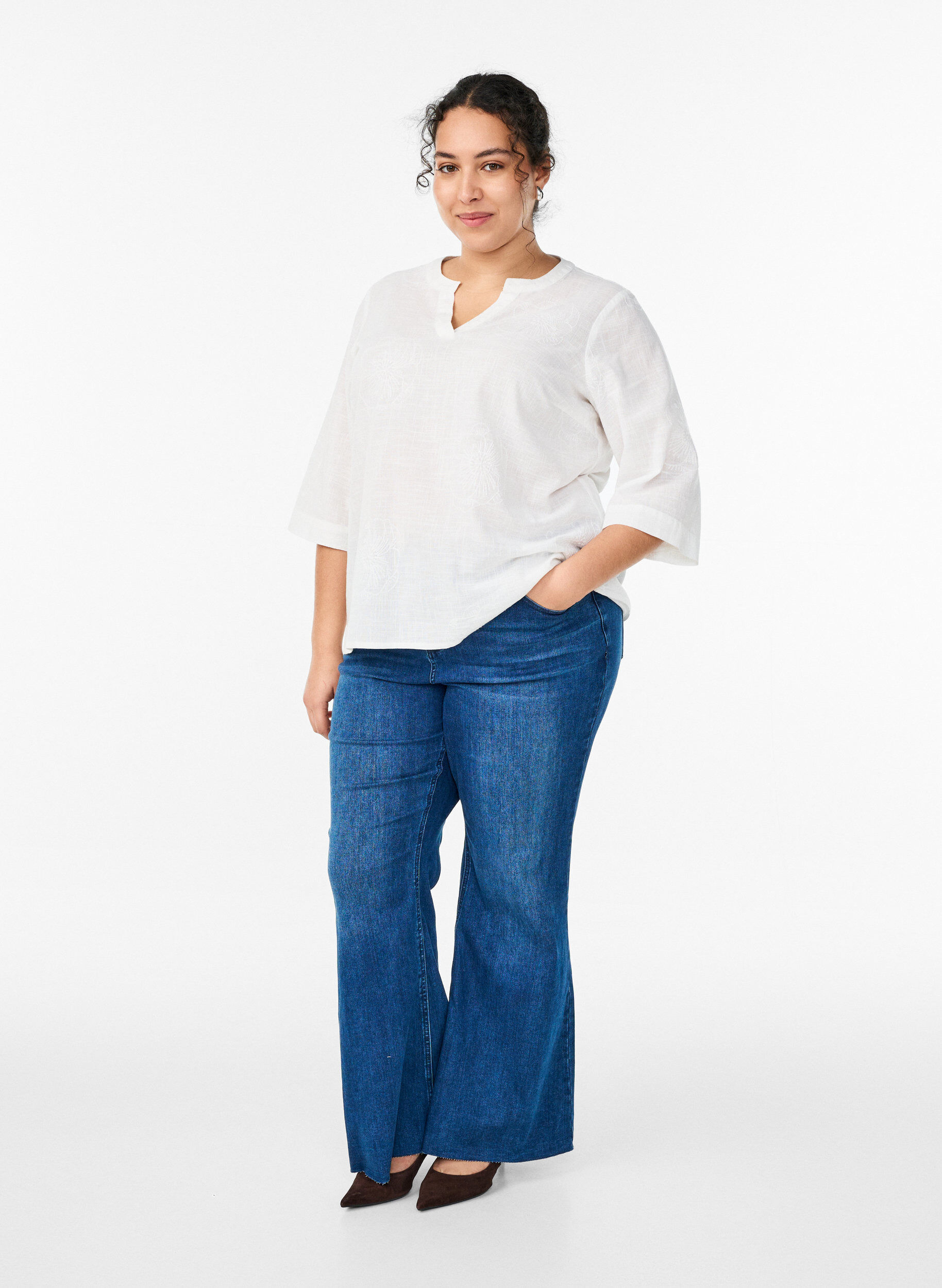 Zizzi Bluse i bomuld med broderede detaljer og 3/4 &aelig;rmer, Hvid, Model image number 1