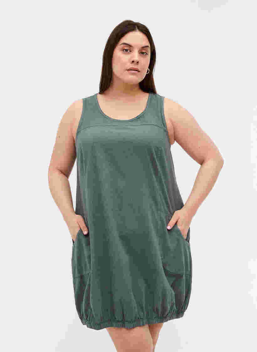 Ærmeløs kjole i bomuld, Balsam Green, Model