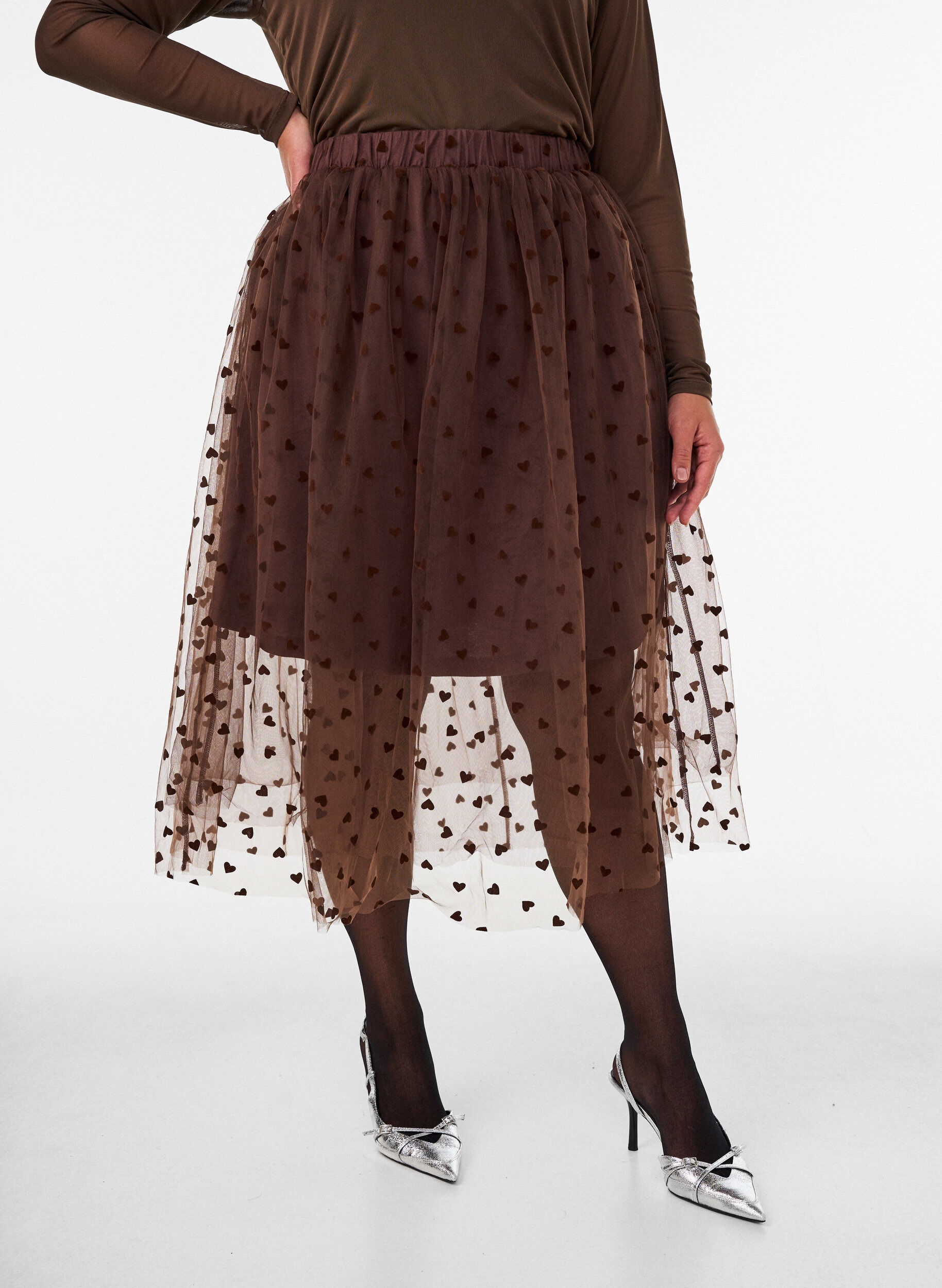 ZizziMidinederdel i tyl med hjerter, Brun, Model image number 3