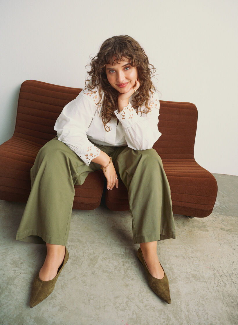 Bluse med V-udsk&aelig;ring og broderie anglaise-detaljer, Hvid, Image