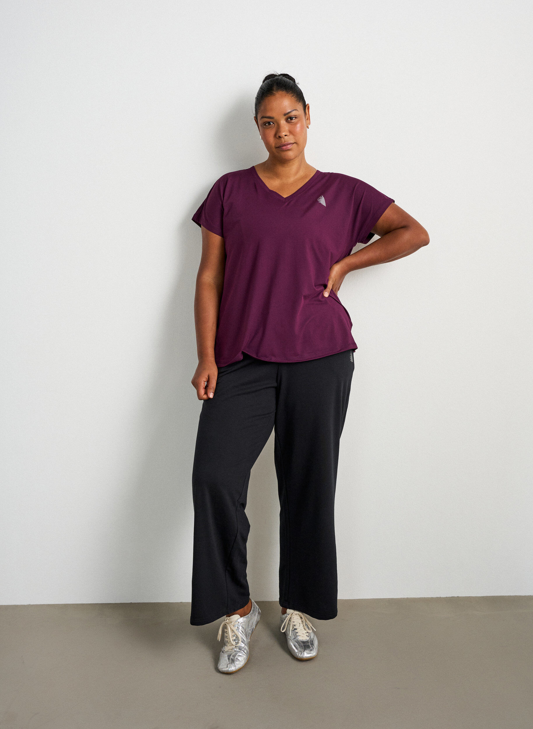 ZizziL&oslash;s tr&aelig;nings t-shirt med V-hals, Lilla, Model image number 1