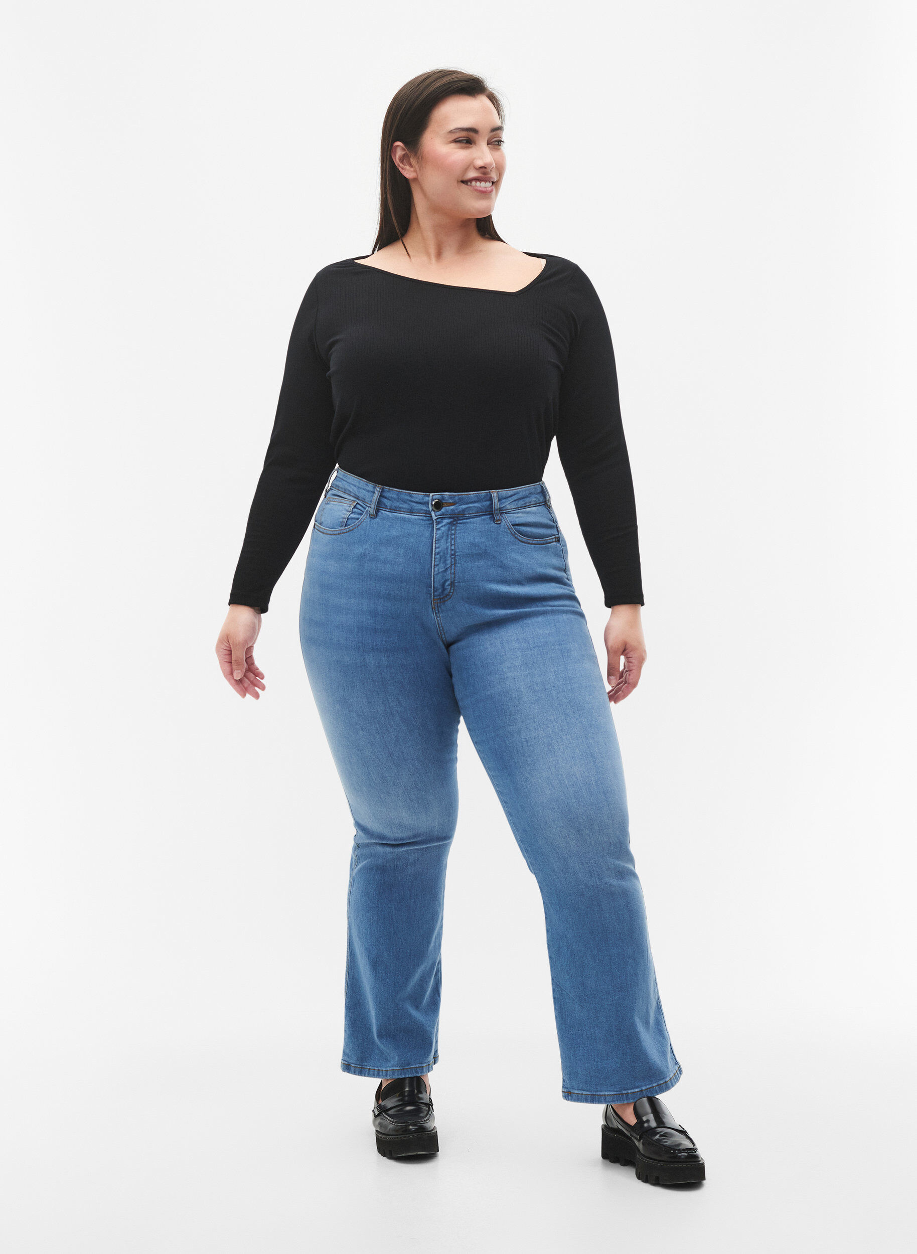 Zizzi Lang&aelig;rmet t-shirt med asymmetrisk udsk&aelig;ring, Black, Model image number 2