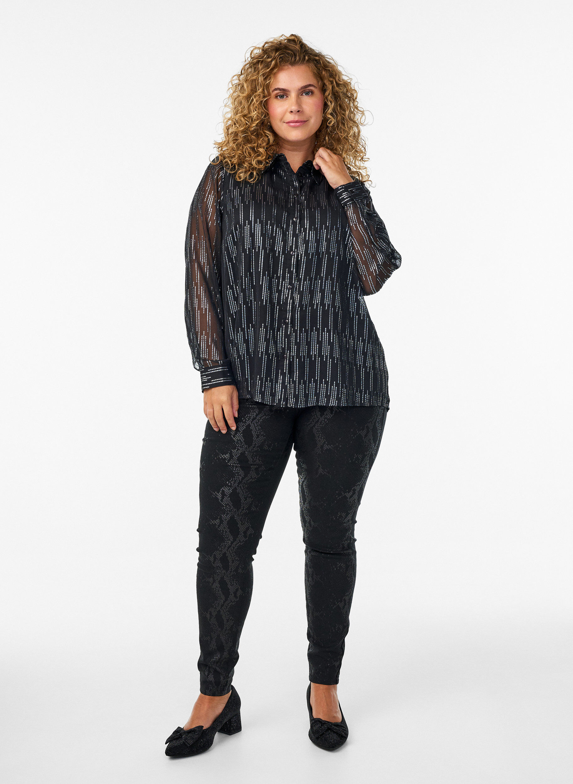 Zizzi Skjorte med glitrende m&oslash;nster, Sort, Model image number 1