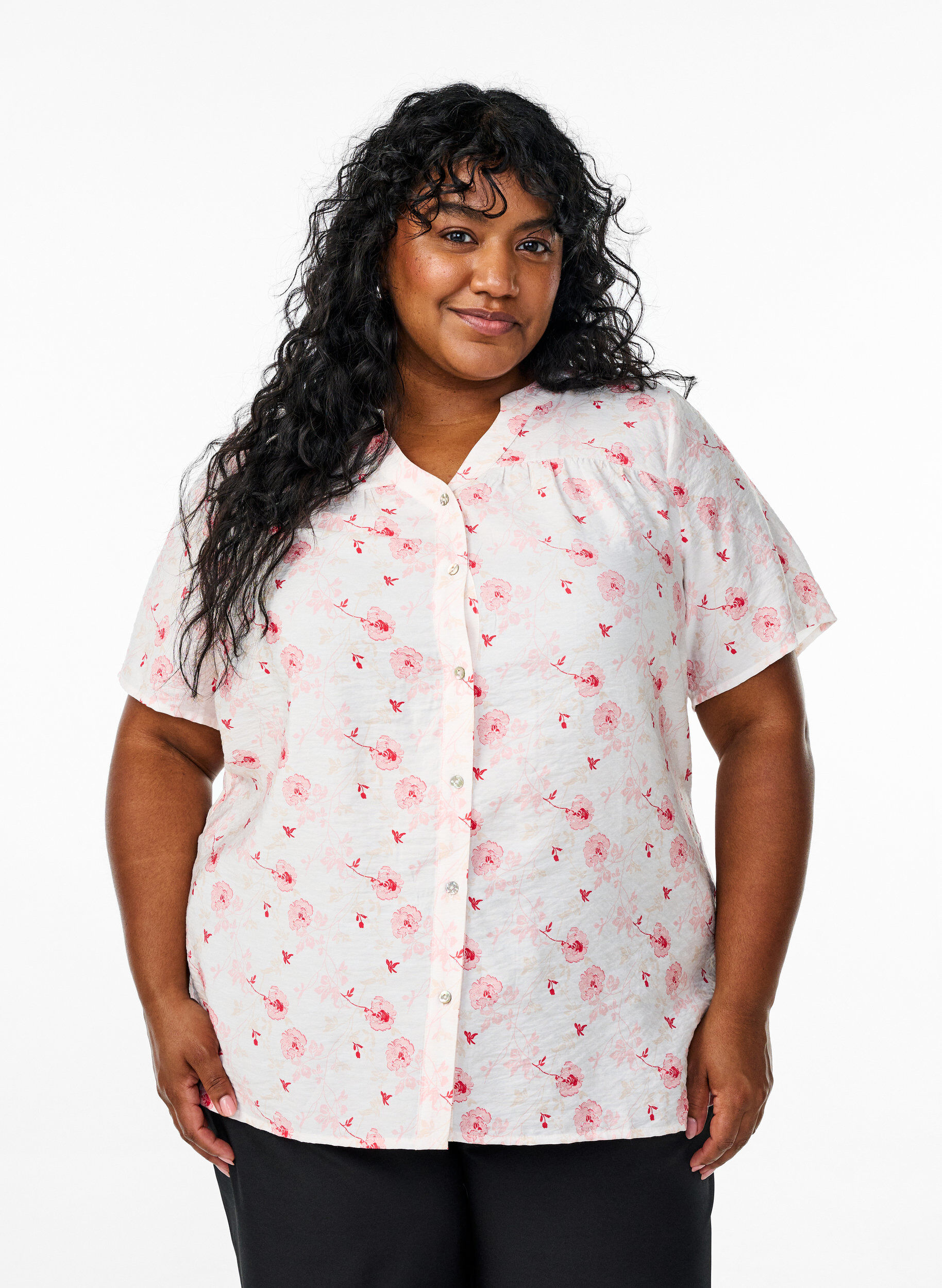 Kort&aelig;rmet skjortebluse med blomsterprint, Lyser&oslash;d, Model