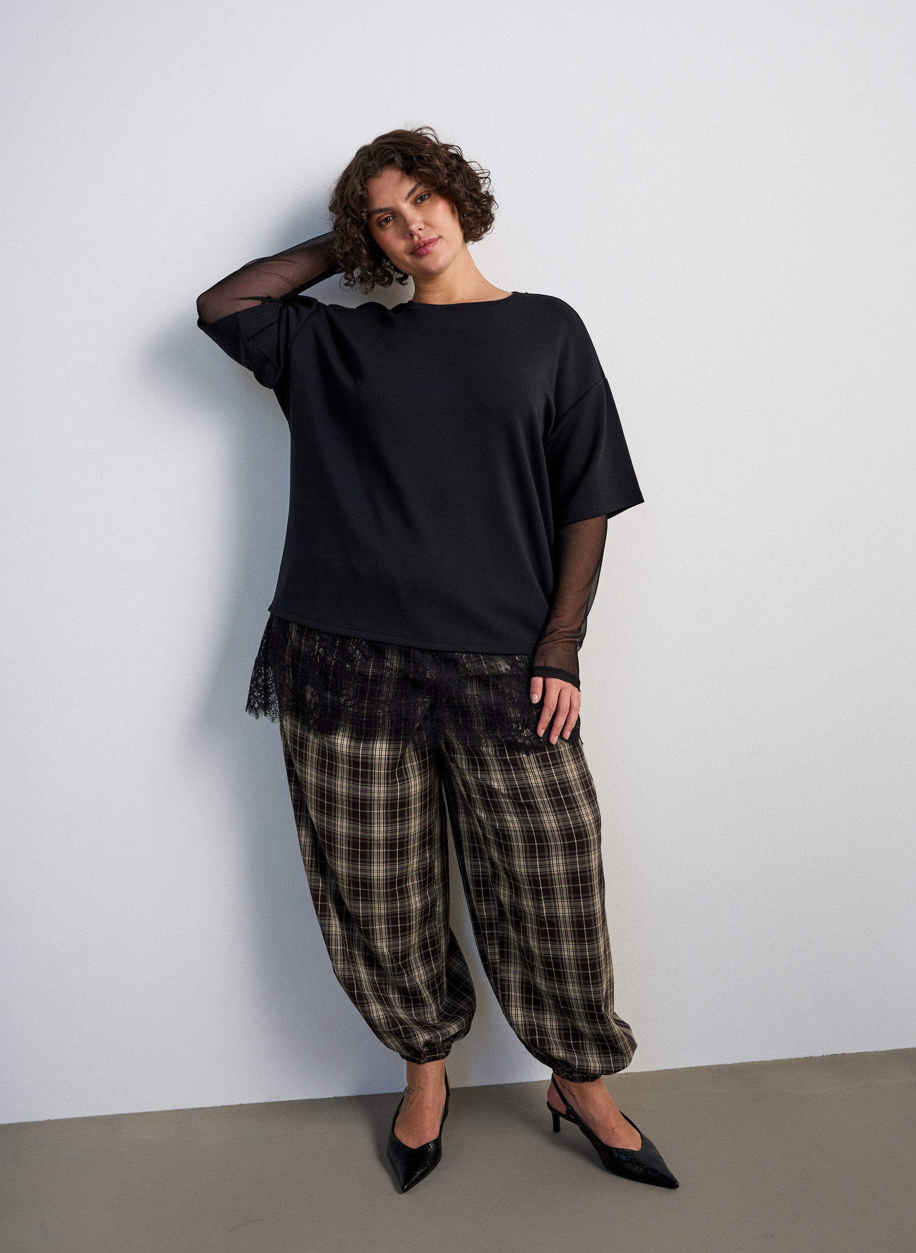 ZizziBluse med mesh&aelig;rmer og blondekant, Sort, Model image number 1