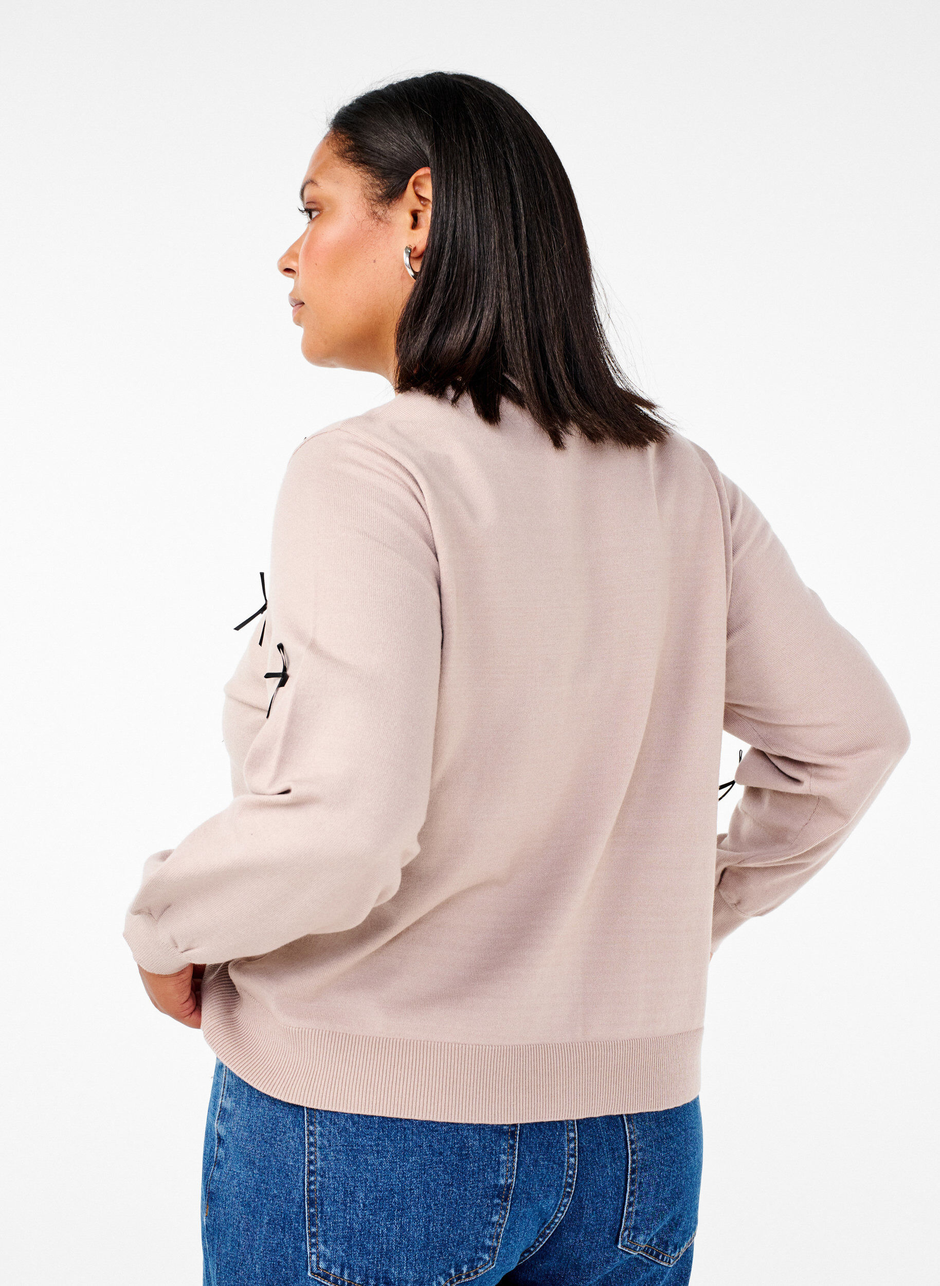 Zizzi Strikcardigan med sl&oslash;jfer, Simply T. Black Bows, Model image number 1