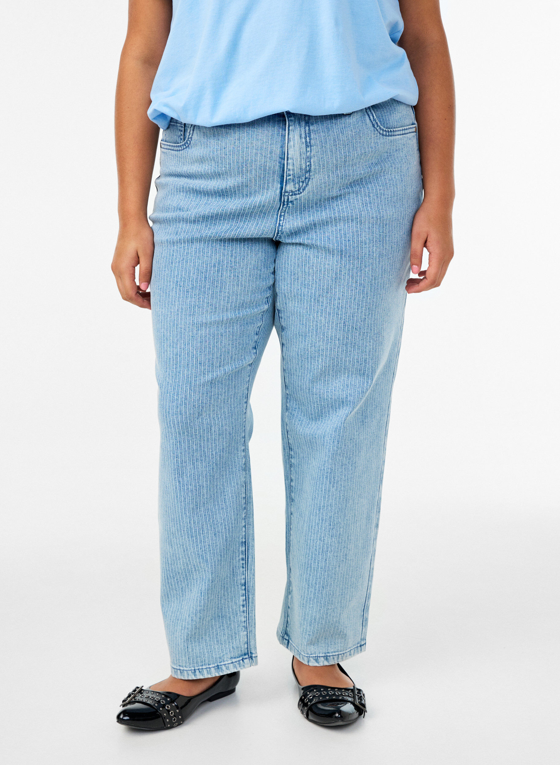 Zizzi N&aring;lestribede Kiana jeans med straight fit, Bl&aring;, Model image number 2