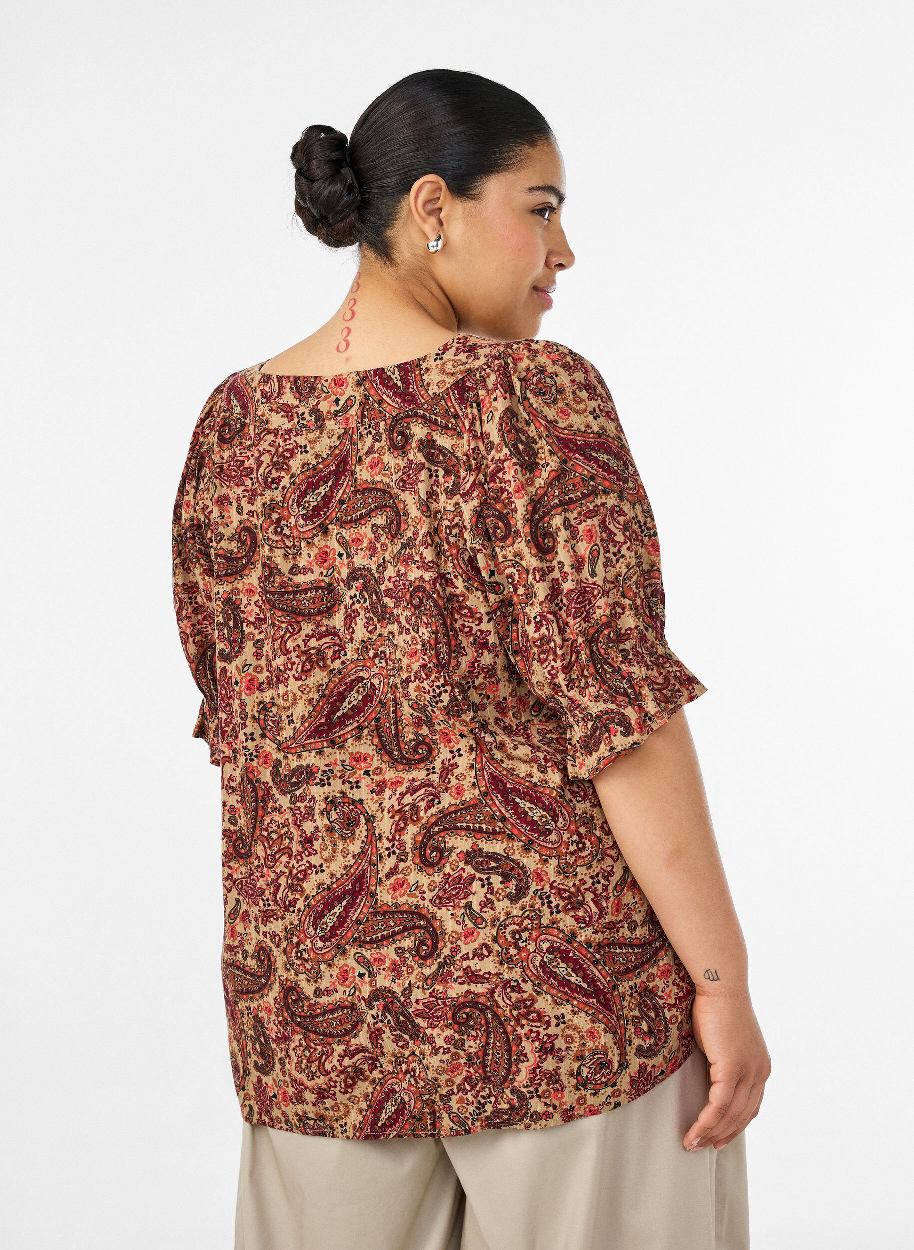 ZizziViskosebluse med paisleyprint og firkantet udsk&aelig;ring, Brun, Model image number 2