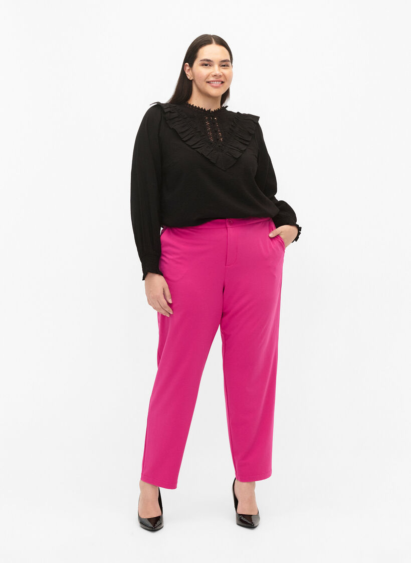 Viskosebluse med flæser og broderidetalje, Black, Model image number 2