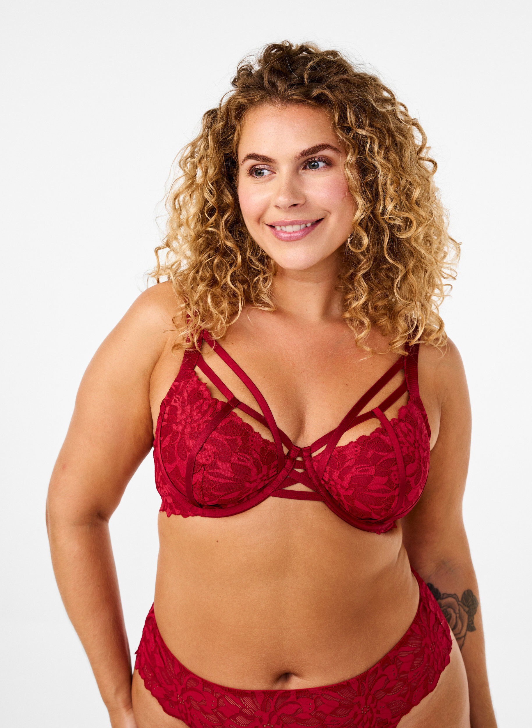 Zizzi Full cover blondebh med stringdetaljer, Rhythmic Red, Model image number 0
