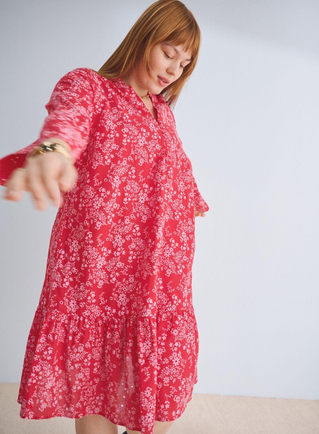 Kjole i r&oslash;d med blomster, , Model